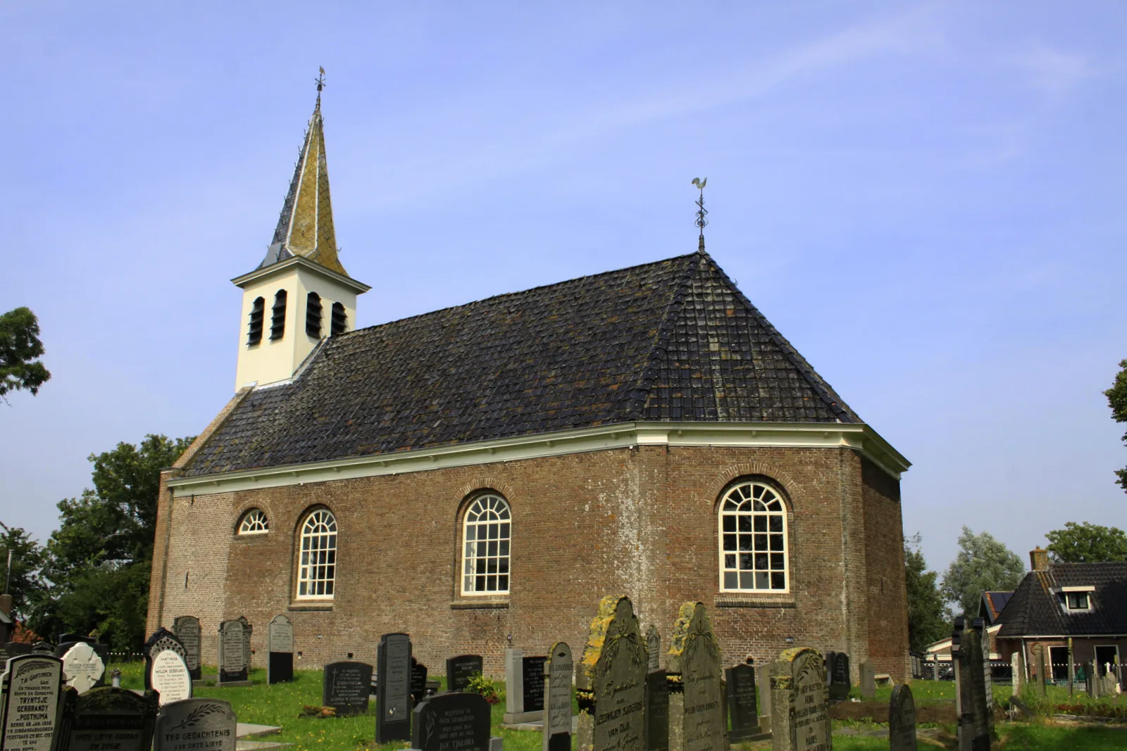 Photo showing: Het kerkje van Goenga staat hoog en droog op een terp.