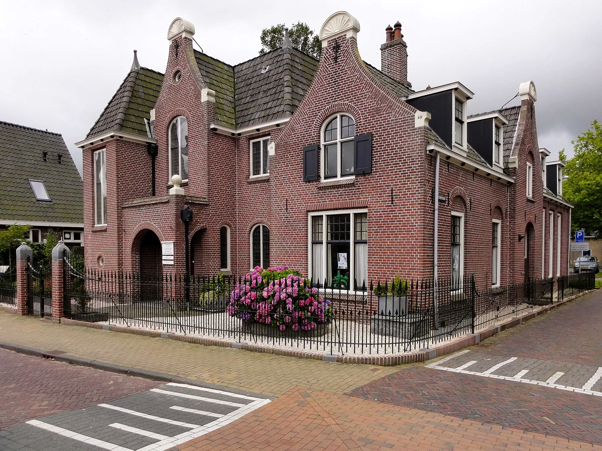 Photo showing: Bleekstraat 11 te Makkum, doopsgezinde kerk met kosterswoning