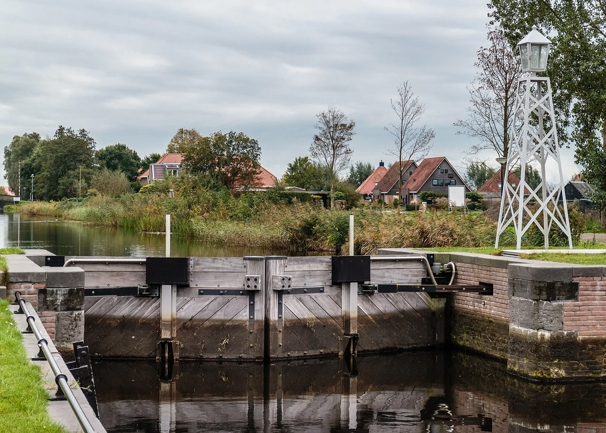 Photo showing: Nature reserve Petgatten De Feanhoop. The old lock towards the steel bridge Polderhuis in De Veenhoop.