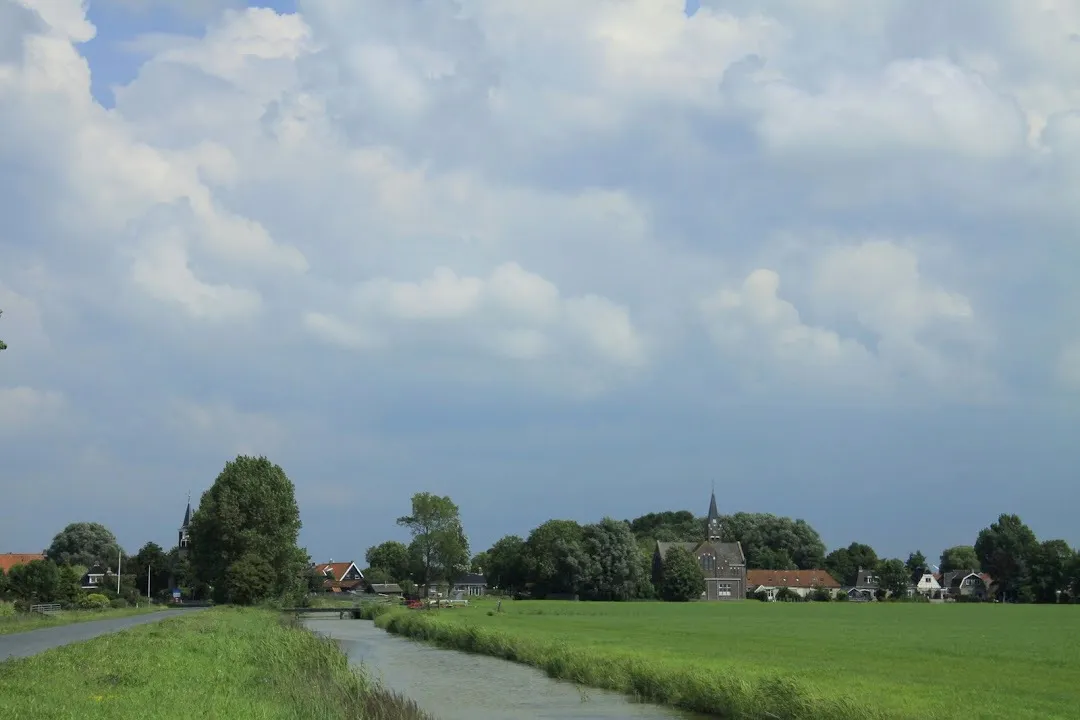 Photo showing: Midden in het uitgestrekte Friese land zien we het dorp Lollum aan de horizon verschijnen.