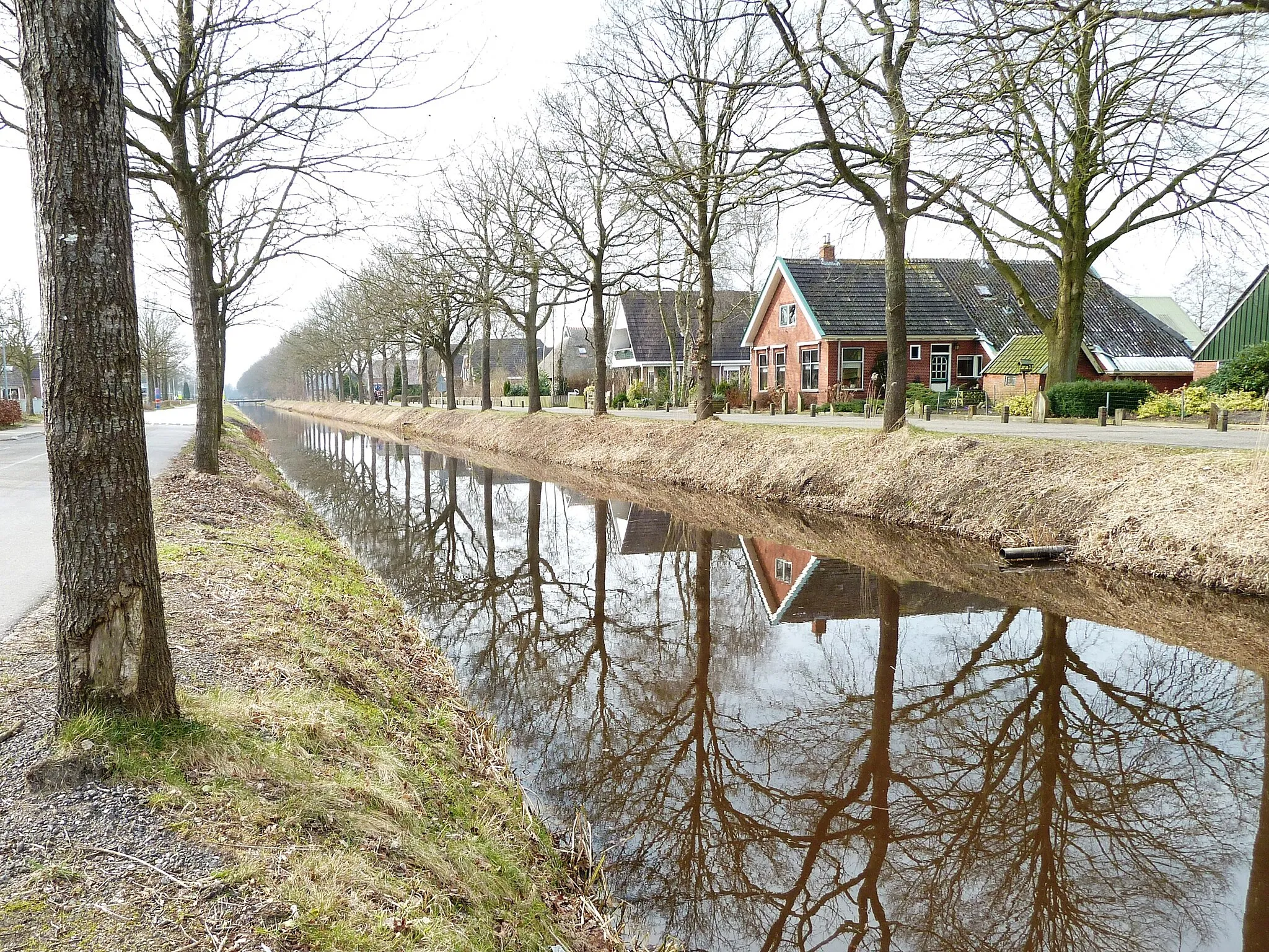 Photo showing: Huizen langs het water in het dorpje Jonkersvaart (Marum, Groningen, Nederland).
