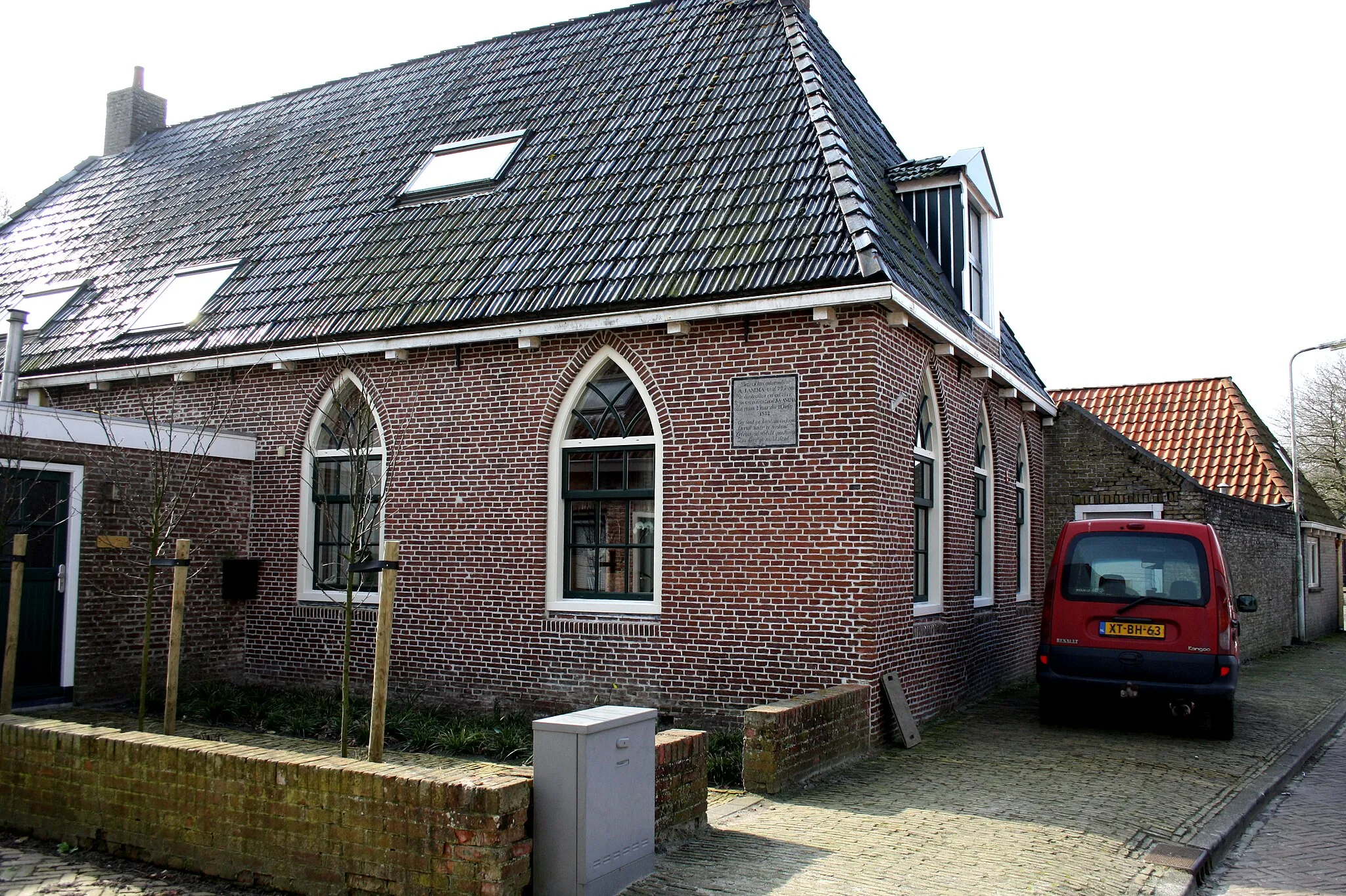 Photo showing: Arum - Friesland - Schoolgebouw uit 1832 onder schilddak met hoekschoorstenen