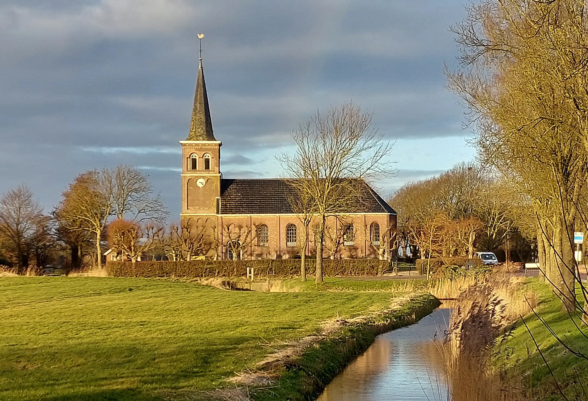 Photo showing: Teätertsjerke Mammemahuis oan de âlde Middelseedyk is in protestantsk tsjerkegebou út it ein fan de 19e iuw. It tsjerkhôf en de stiennen brêge nei it tsjerkhôf foarmje in ryksmonumint.