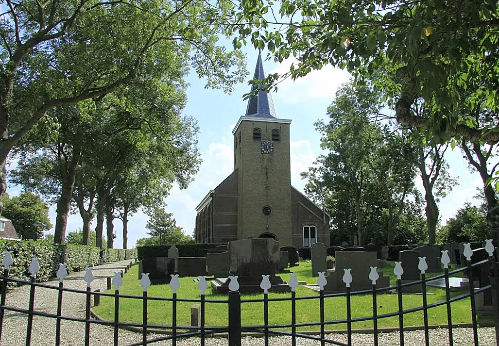 Photo showing: Mooi in de bomen staat de Hervormde kerk van Hitzum in Friesland te pronken in de zon.