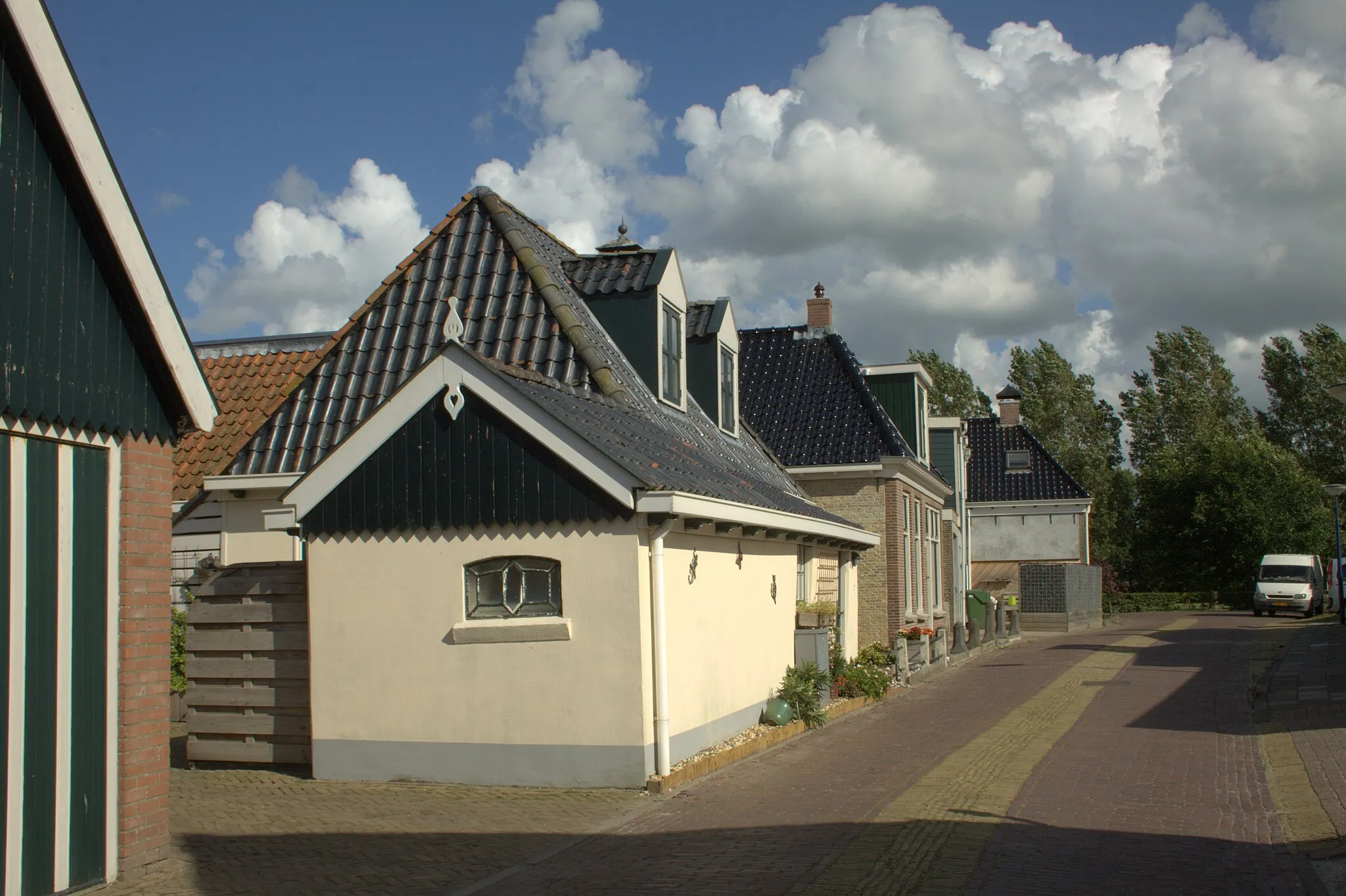Photo showing: Op straat in het mooie dorp Wjelsryp in de gemeente Littenseradiel in Friesland..