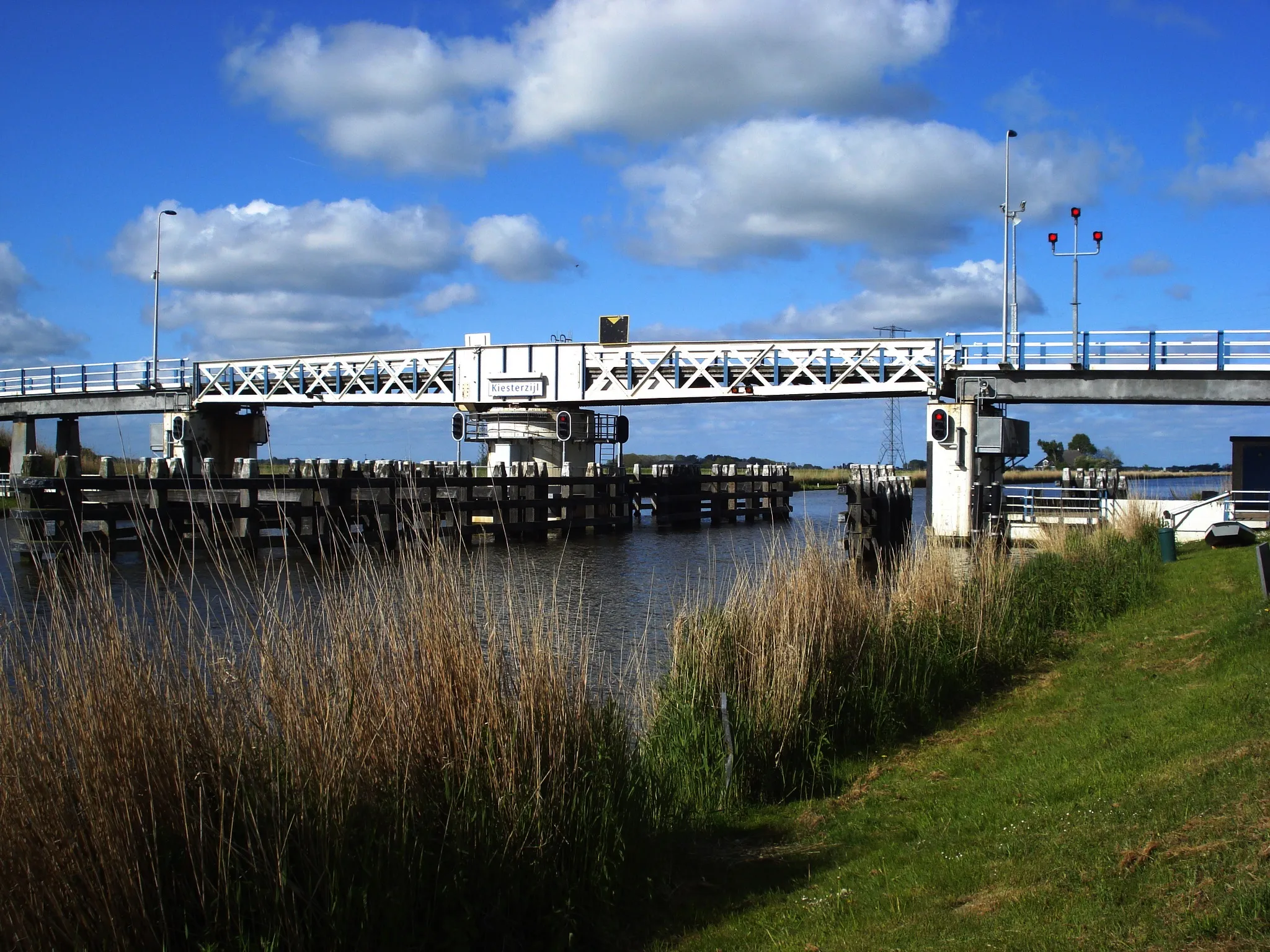 Photo showing: De brug ligt in de Slachtedijk en kan worden opengedraaid voor de scheepvaart. Onder de brug kon vroeger het kanaal worden afgesloten in geval van nood.