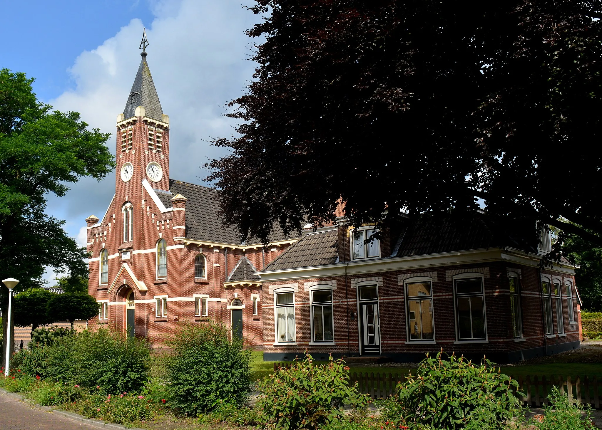 Photo showing: Harkema, geref. kerk met vroegere pastorie (later woning koster)