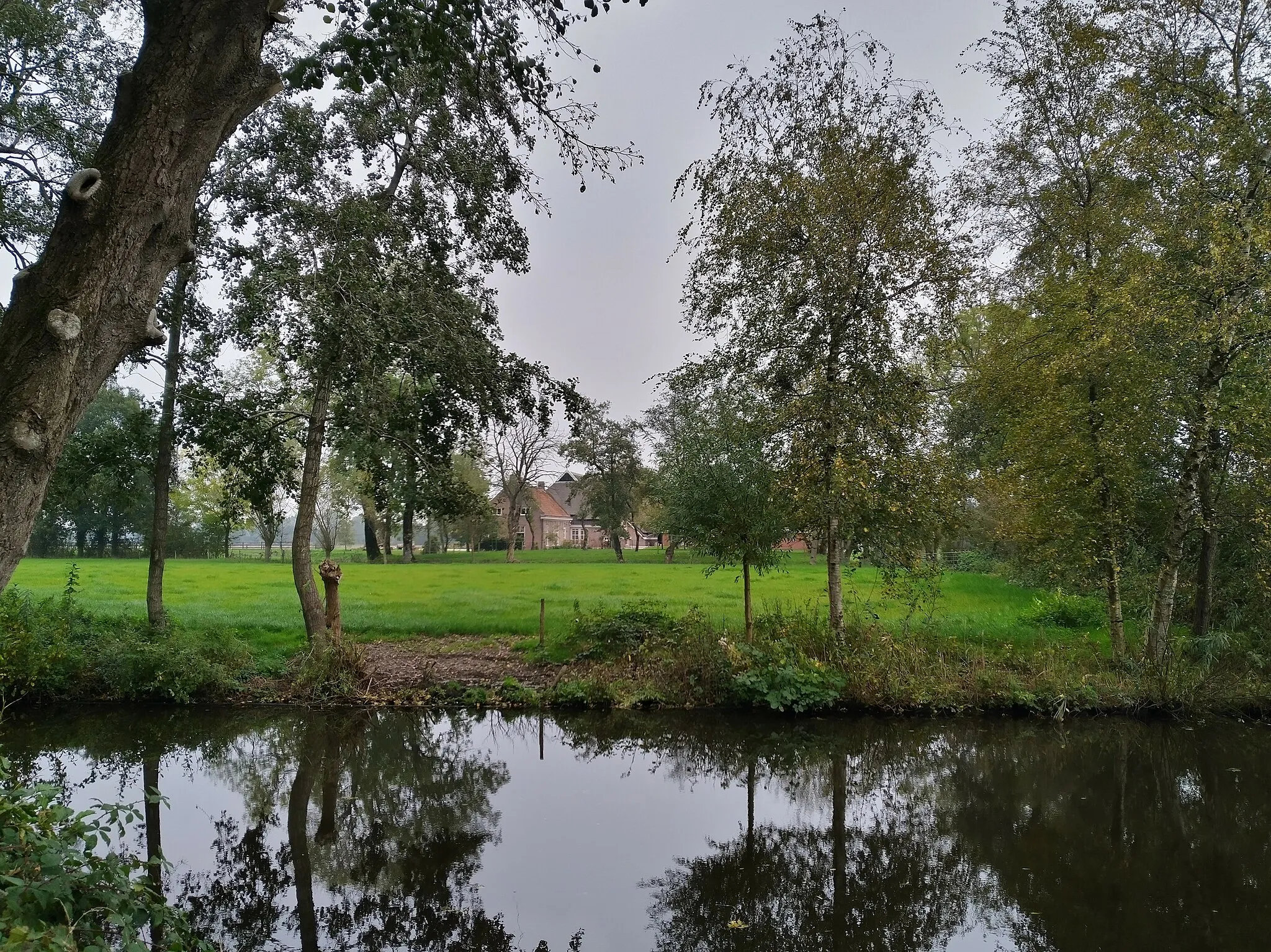 Photo showing: De boerderij Vredenwold (Hoofdstraat 200) te Lettelbert, eertijds de Suyderste heert. Op de voorgrond het Lettelberterdiep.