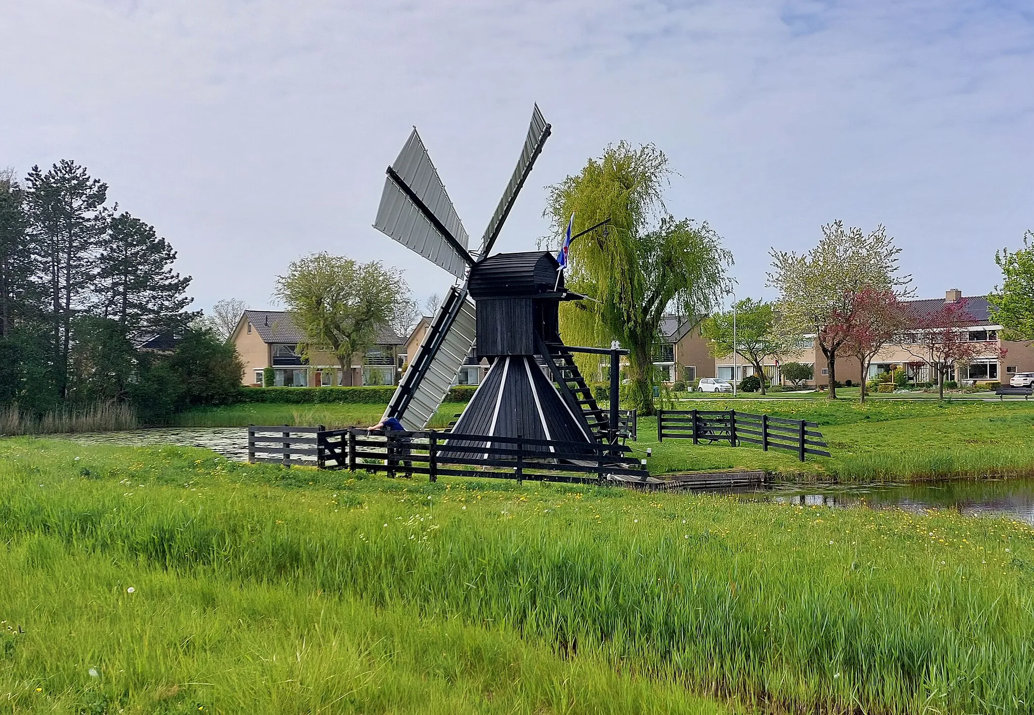 Photo showing: De Arkens is in spinnekopmûne yn Frjentsjer. It mûntsje waard yn 1835 oan de Skalsumerwei boud foar de wetterhûshâlding fan de polder Arkens. Sûnt 1967 is de spinnekop in ryksmonumint.