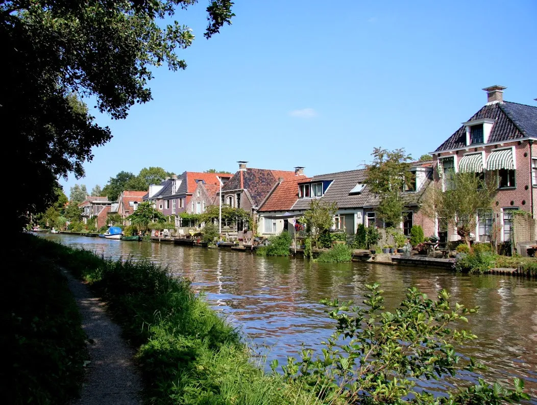 Photo showing: Vanaf de Dokkumer Trekweg zien we aan de overzijde buurtschap Snakkerburen of is het een dorp, men is het daarover niet eens.In het Fries heet de plaats Snakkerbuorren