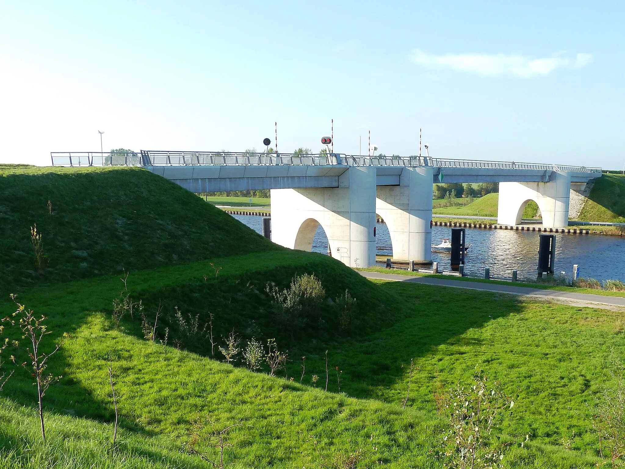 Photo showing: Brug bij Eibersburen over het Van Starkenborghkanaal. De brug werd geplaatst in 2007 ter vervanging van een lagere metalen brug uit 1936, die weer de vervanging vormde voor een draaibrug uit 1871.