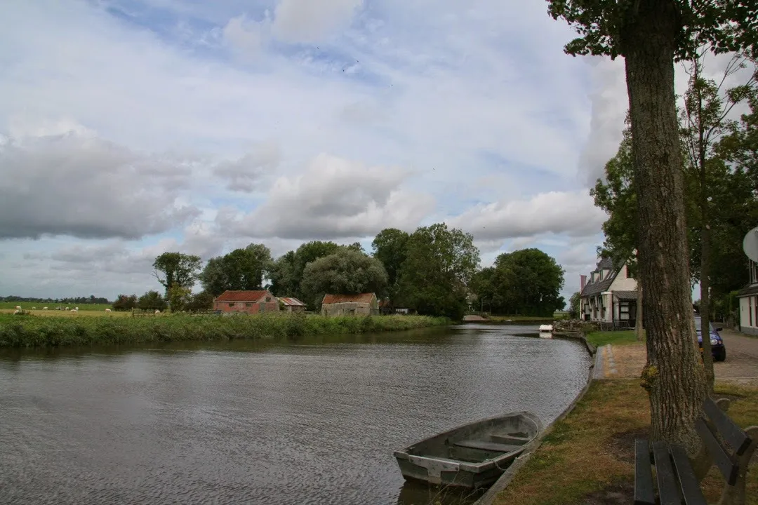 Photo showing: In het dorp Wyns is een fiets en voetveer daar kunnen we naar de overzijde
en weer terug naar de Stad Leeuwarden. De locatie op de kaart is bi benadering. Wyns ligt enkele kilometer hoger

dan Snakkerburen, in de righting Dokkum