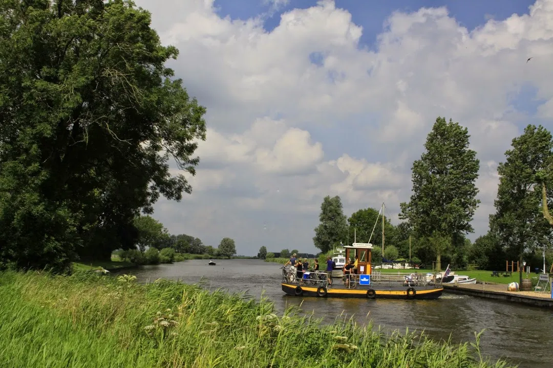 Photo showing: Tegen de wind in naar Wyns en dan met de pont naar de overkant  van de Dokkumer Ee en met de wind in de rug weer terug naar Leeuwarden, een heerlijke fietstocht.