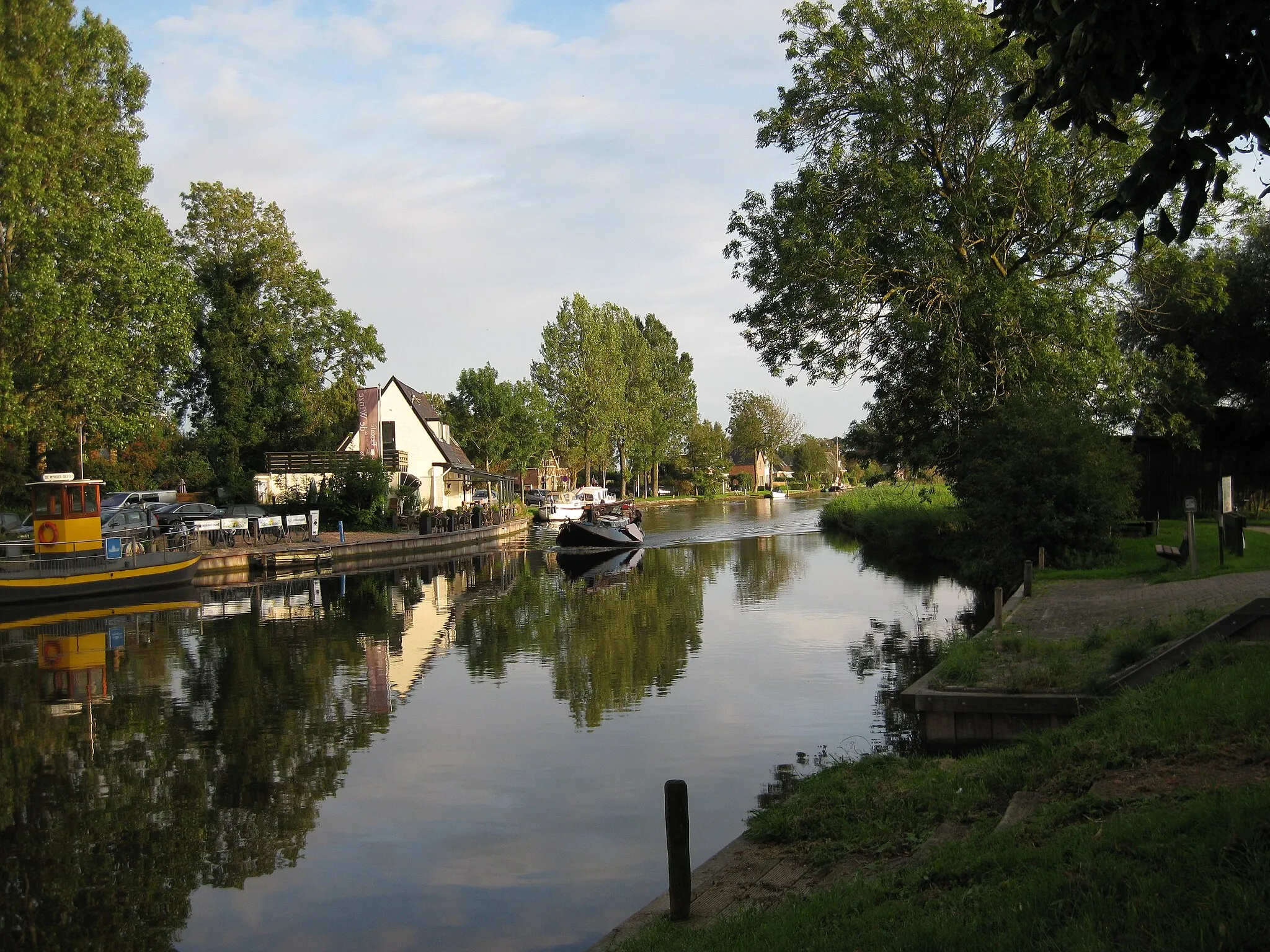 Photo showing: Wijns (county Friesland, The Netherlands). Canal "Dokkumer Ee" with (pedestrian) ferry location in Wijns.