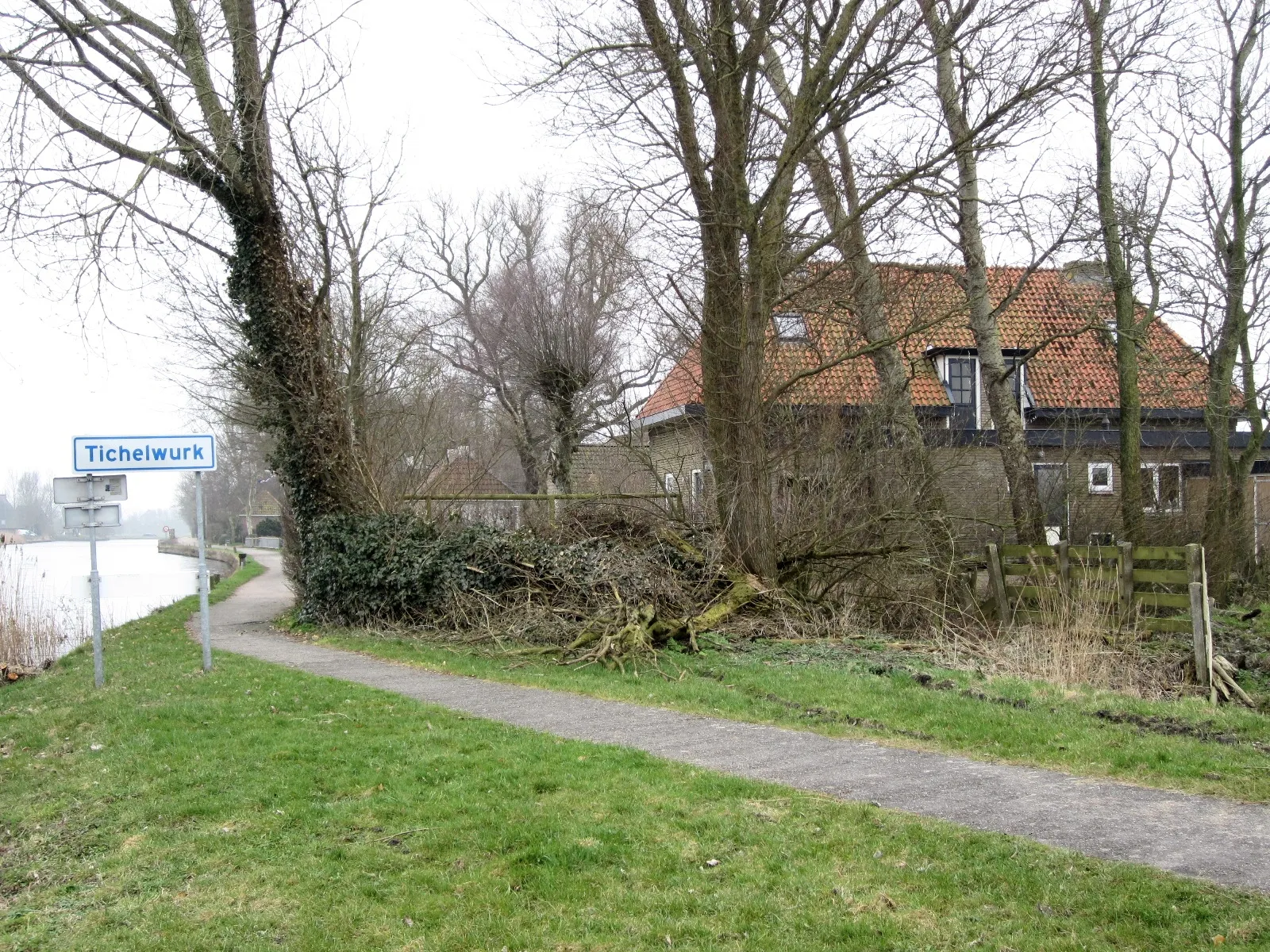 Photo showing: Tichelwurk. County Friesland, The Netherlands. North entrance with former school.