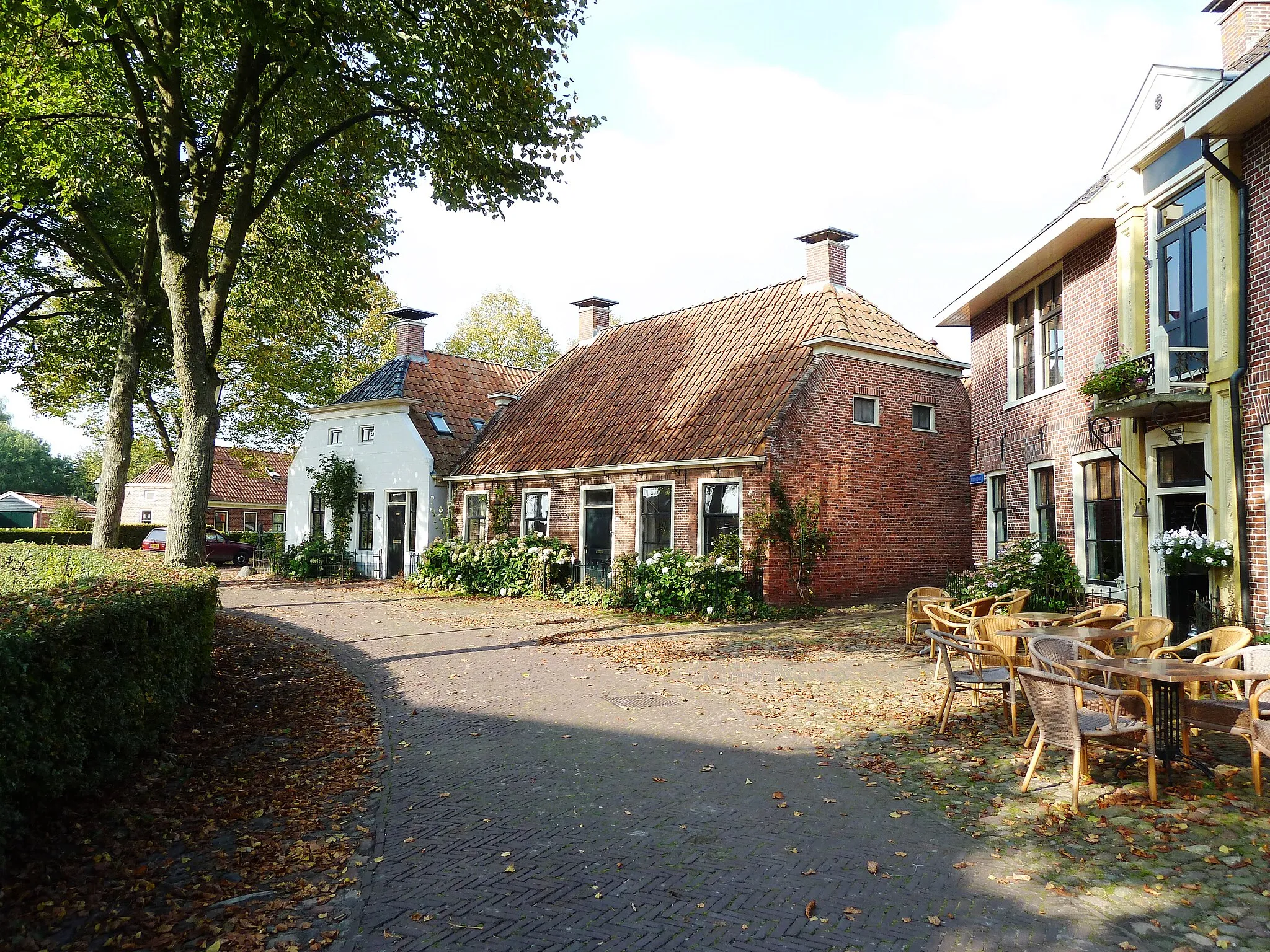 Photo showing: Gezicht over de Kerkstraat van Niehove met rechts het café-restaurant.