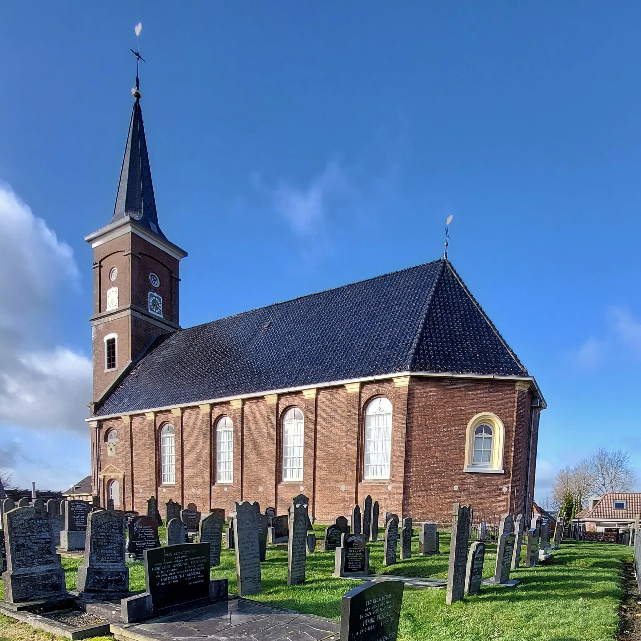 Photo showing: Al ier yn de midsiuwen stie op de Driezumer terp in houten kapel, dy't om 1150 hinne ferfongen waard troch in dowestiennen tsjerke. De romaanske tsjerke waard yn 1713 ôfbrutsen en ferfongen troch de hjoeddeiske tsjerke. De toer waard yn 1876 yn opdracht fan de gemeente Dantumadiel boud.