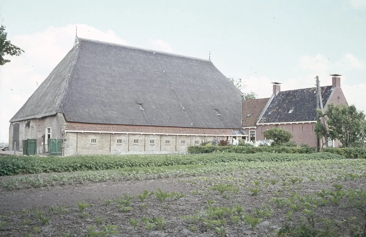 Photo showing: Boerderij: Exterieur OVERZICHT, ACHTERGEVEL WOONHUIS, SCHUUR, LINKER ZIJGEVEL, ACHTERGEVEL