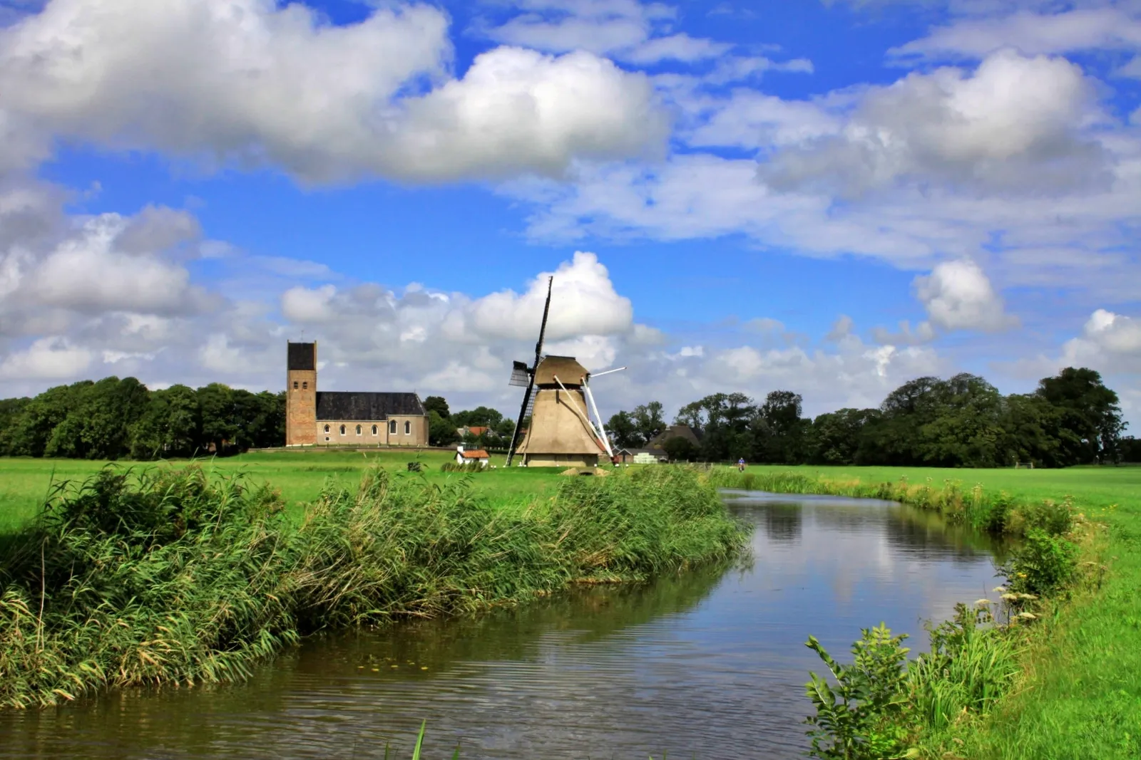Photo showing: Prachtig gelegen Wanswerd in het Friese landschap.