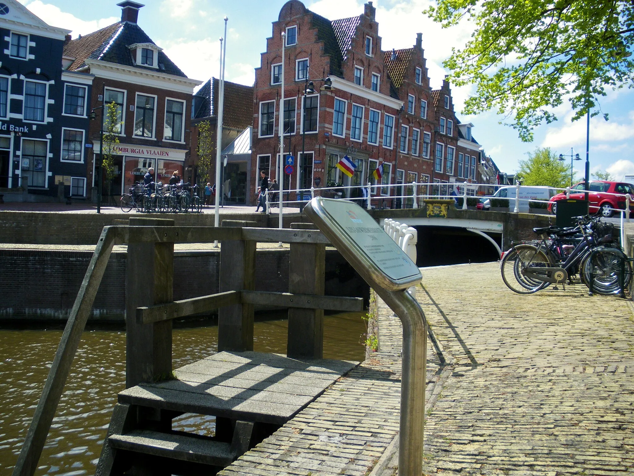 Photo showing: De Zijl bridge in Dokkum with the Dokkumer Grootdiep flowing underneath.