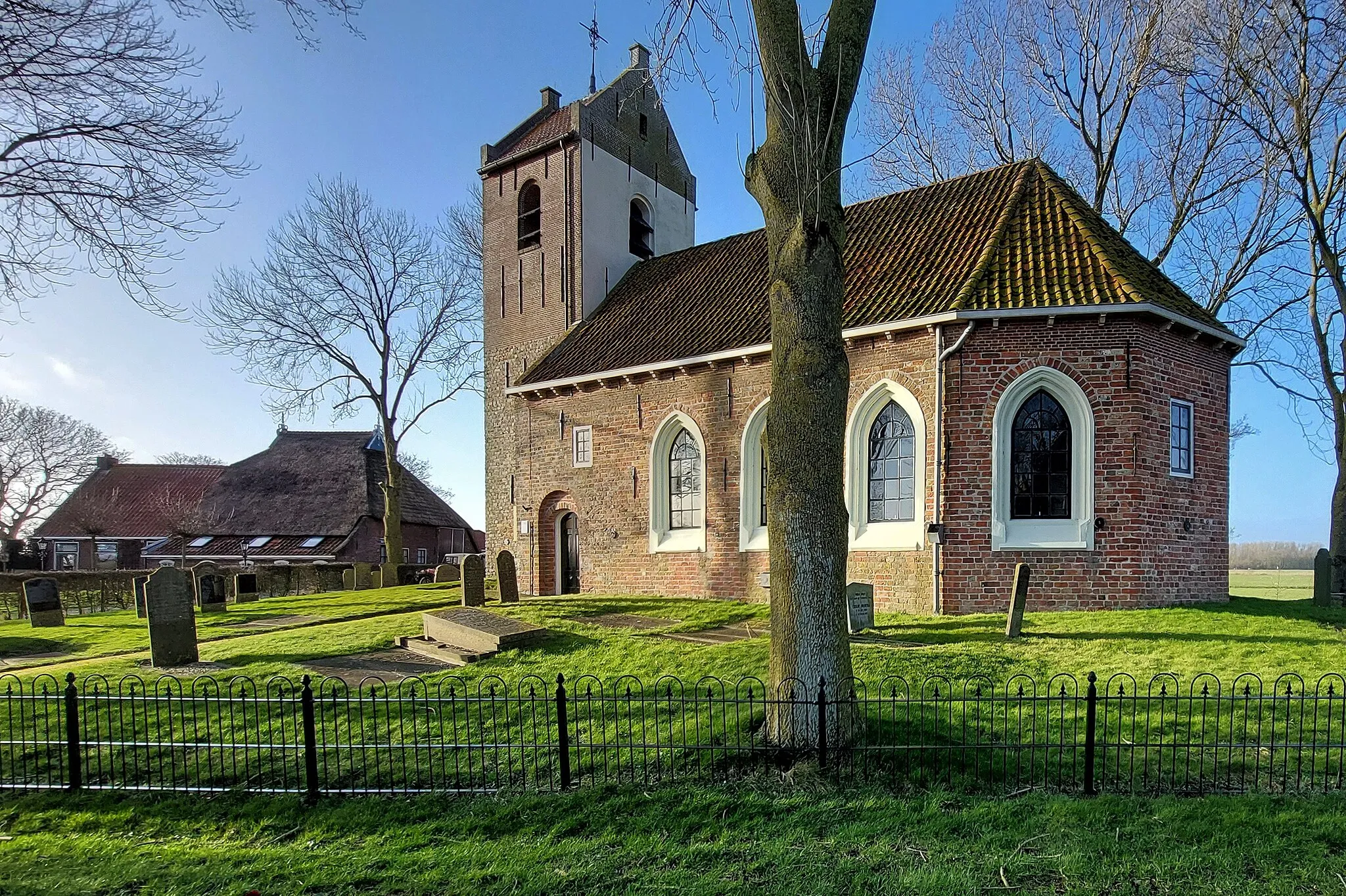 Photo showing: De Petrustsjerke is de eardere herfoarme tsjerke fan Jouswier. De oarsponklik oan Petrus wijde tsjerke waard yn 1557 boud op de fûneminten fan in âldere tsjerke út de 12e of 13e iuw.  Tsjintwurdich is it ien fan de tsjerkegebouwen fan de Stifting Alde Fryske Tsjerken.