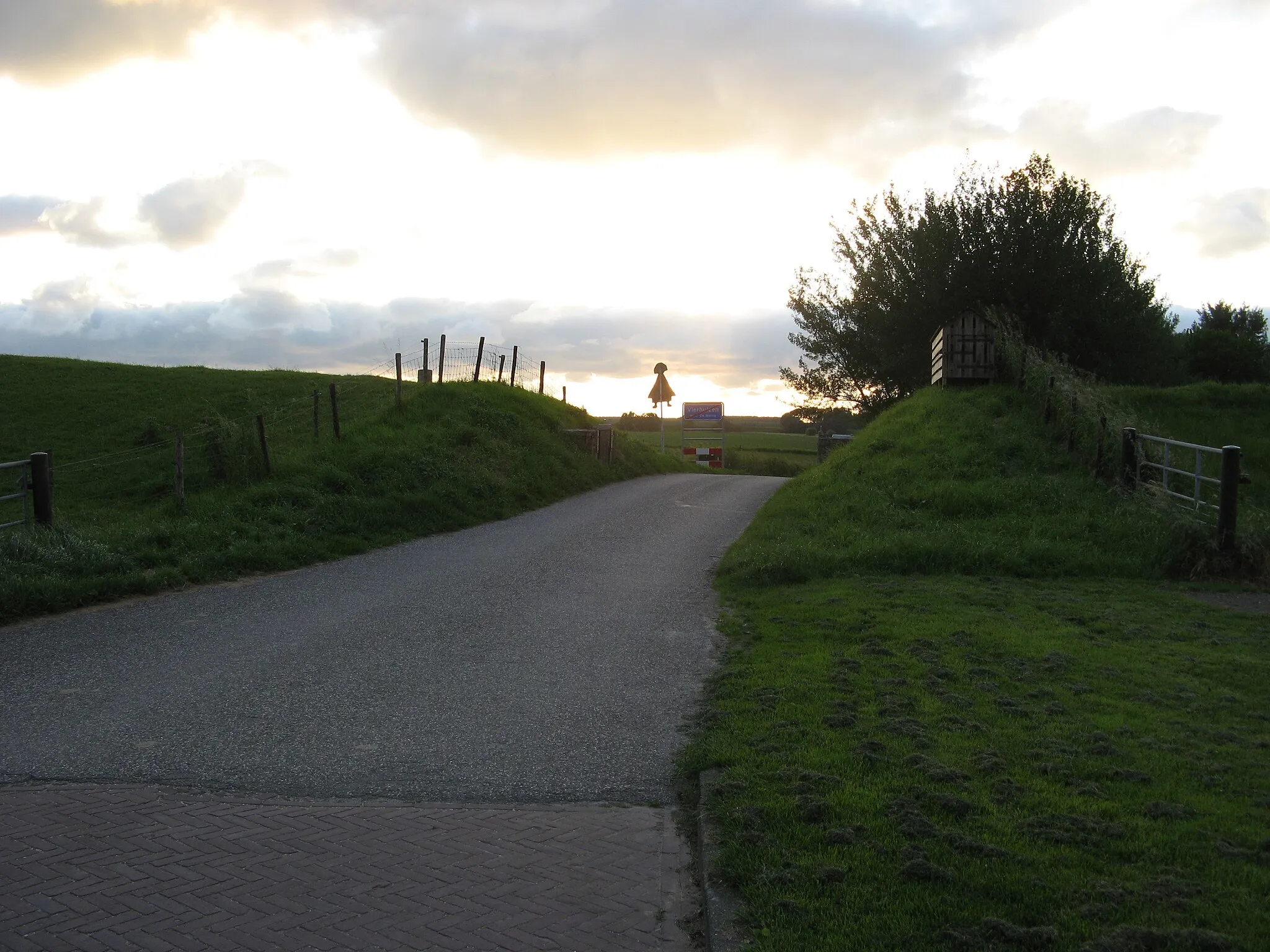 Photo showing: Coupure (gap) in the sleeperdike. The gap in the secondary dike can be closed by the boards stored on the right in case the primary dike should fail.