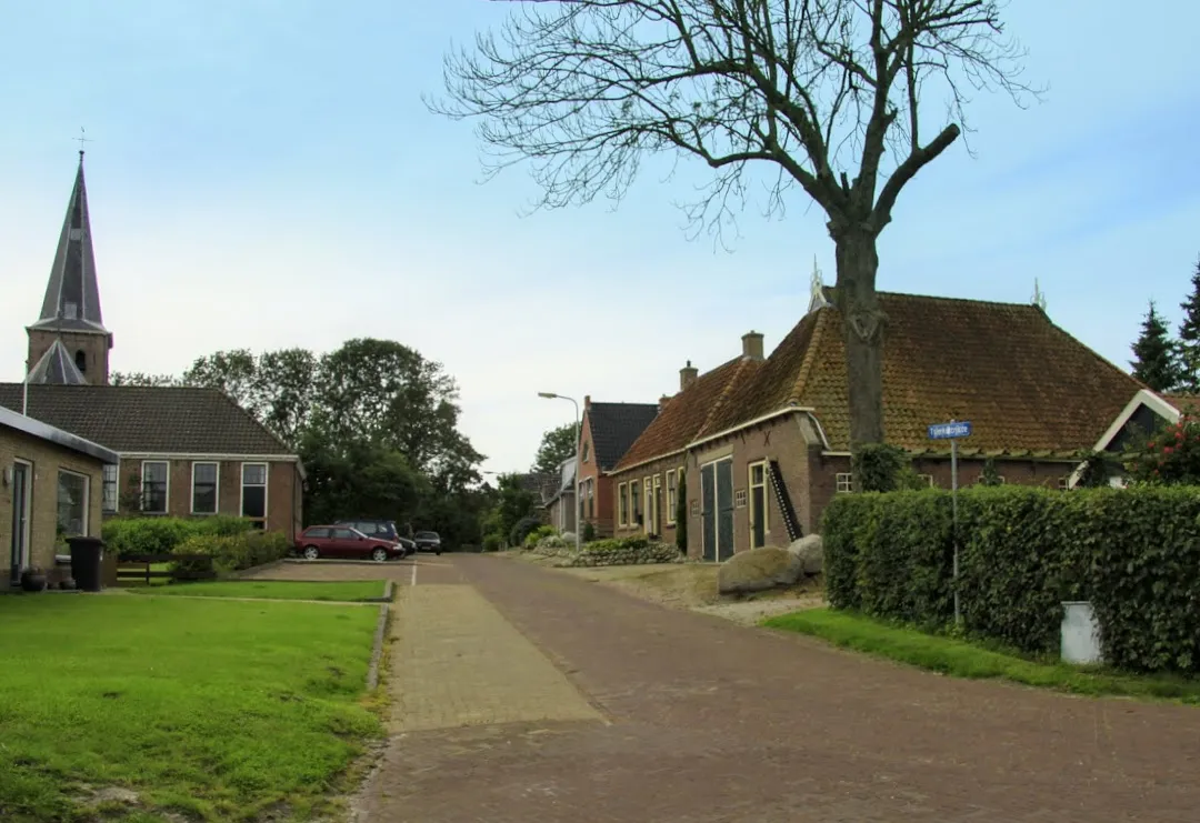 Photo showing: De Tsjerkestrjitte (Kerkstraat) in Hantum een dorp in de gemeente Dongeradeel in de provincie Friesland.