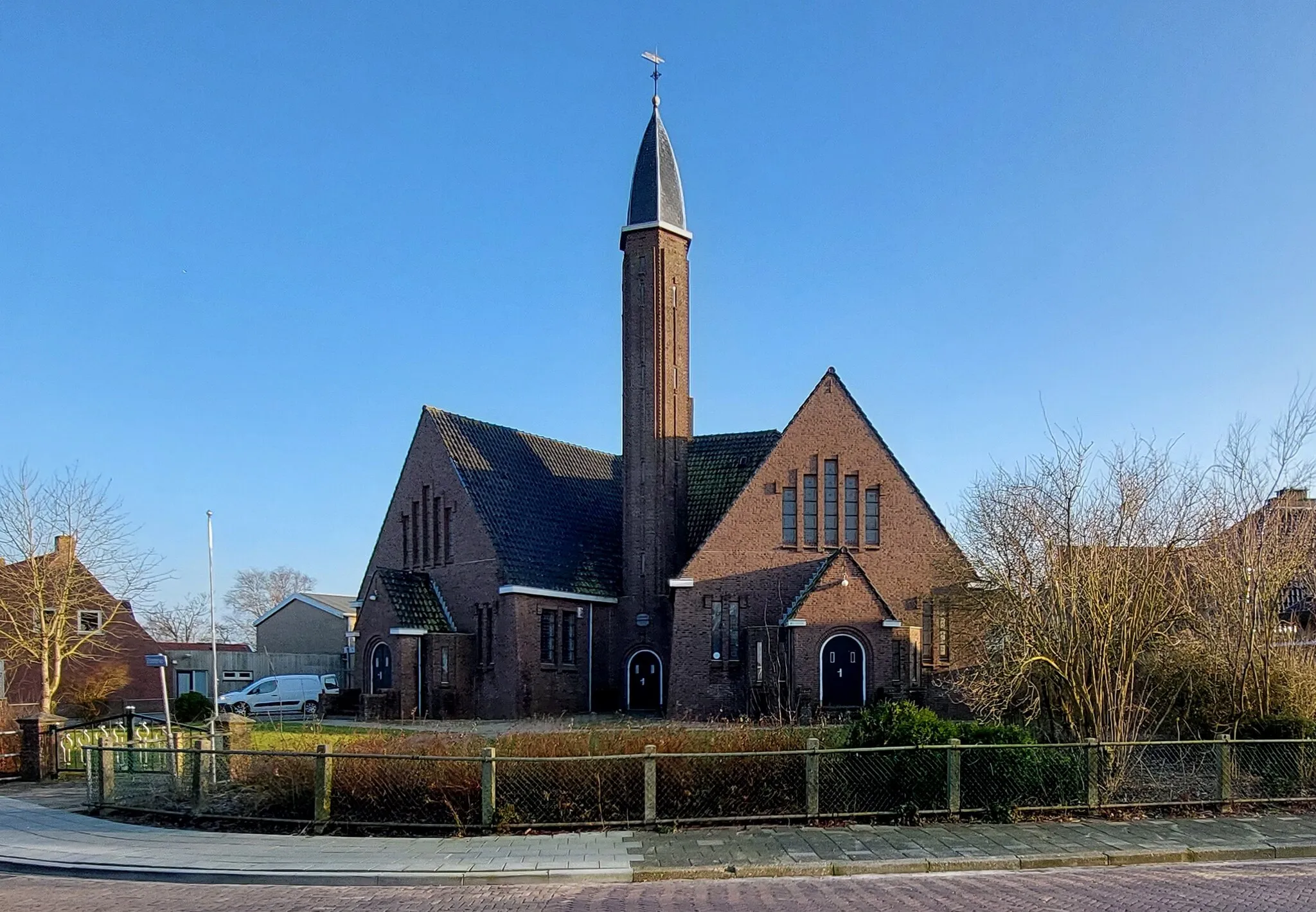 Photo showing: Holwert, (eardere) grifformearde tsjerke fan de bruorren Offringa. Yn 2014 foar de earetsjinst sletten troch foarming PKN-gemeente. Dêrnei brûkt as Waadsintrum. Yn 2022 ferkocht foar de bou fan apparteminten.