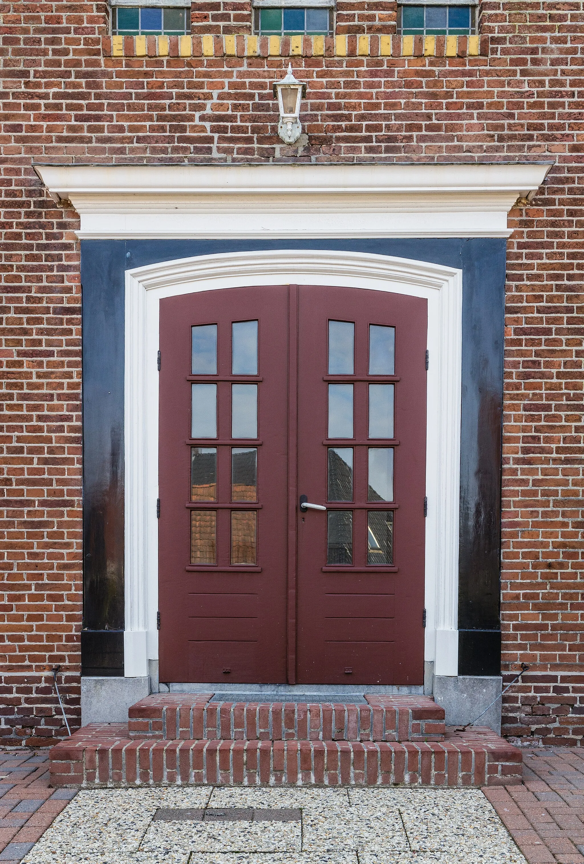 Photo showing: Paesens-Moddergat. It Anker Zeeweg 40, main entrance of the church.