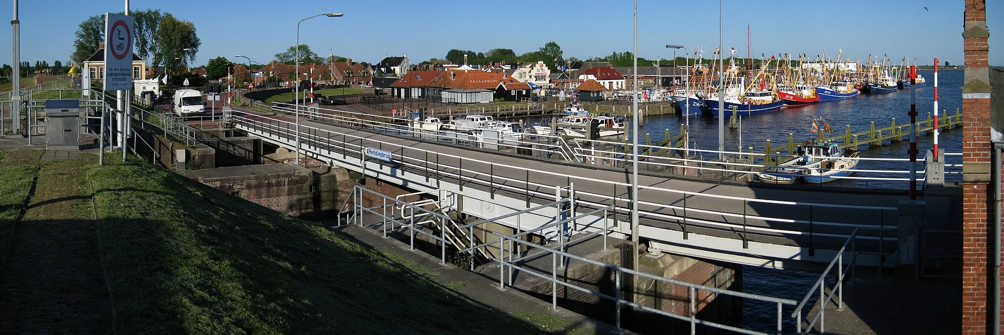 Photo showing: De Reitdiepbrug, a road bridge in Zoutkamp in the Dutch province of Groningen.