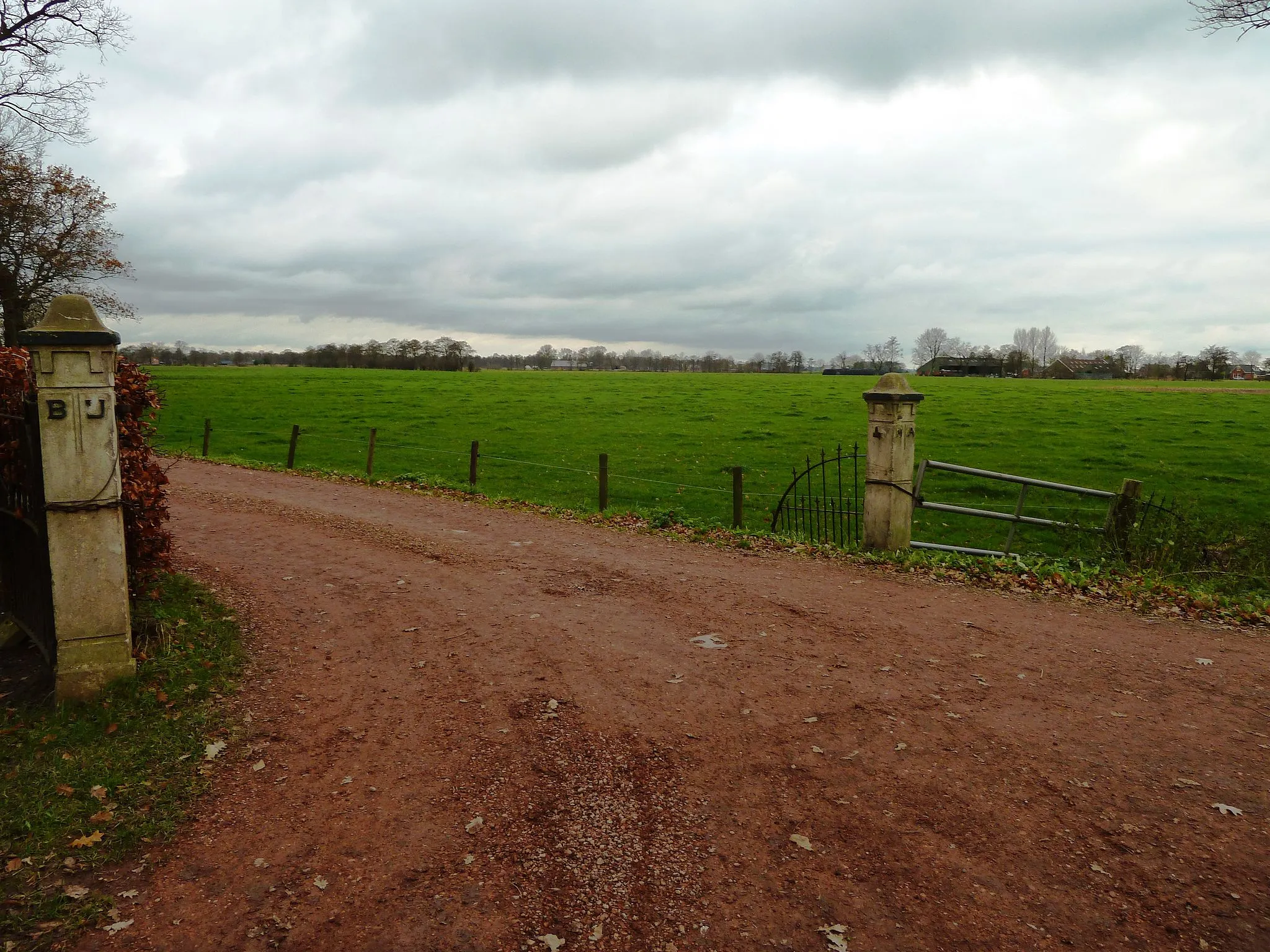 Photo showing: Borgplaats van de voormalige Borg Bijma. De paaltjes met 'BIJ' en 'MA' zijn van het schathuis, dat later tot boerderij werd verbouwd (niet zichtbaar op de foto).