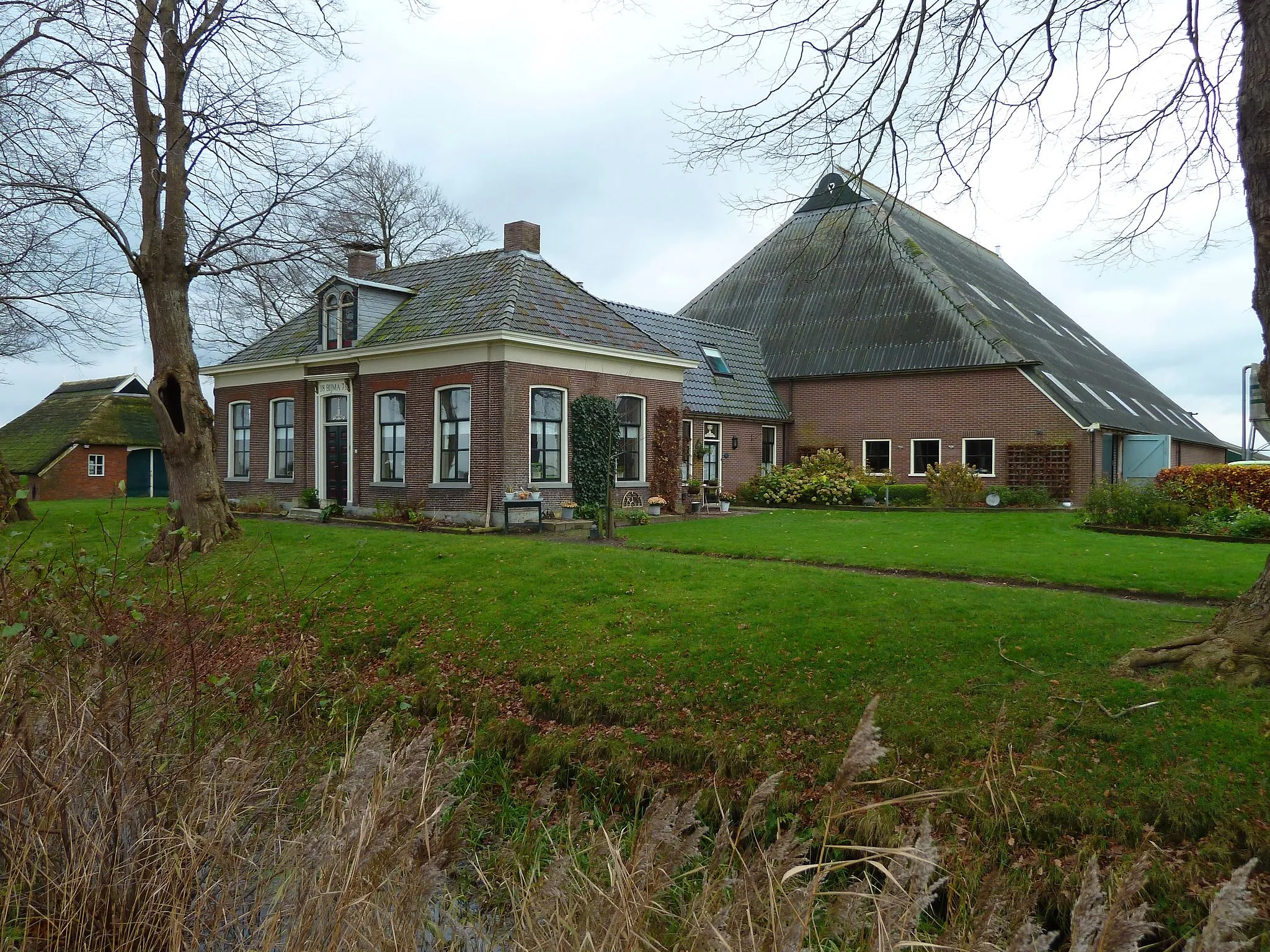 Photo showing: Het tot boerderij verbouwde voormalige schathuis van de Borg Bijma. Op de voorgevel prijkt het jaartal 1873. De borg lag in het veld rechts naast de boerderij. Zie Formsma, p. 104-105.