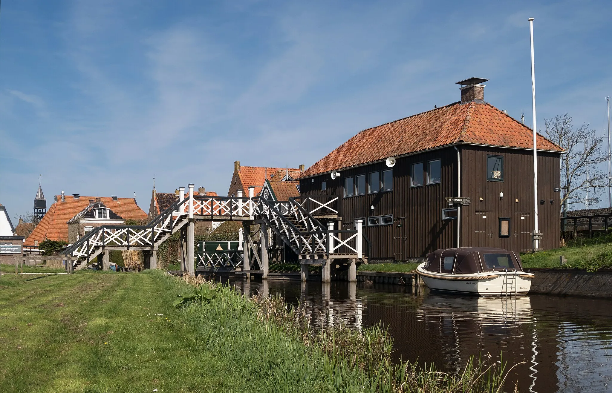 Photo showing: Hindeloopen, first building when you enter this town from Workum