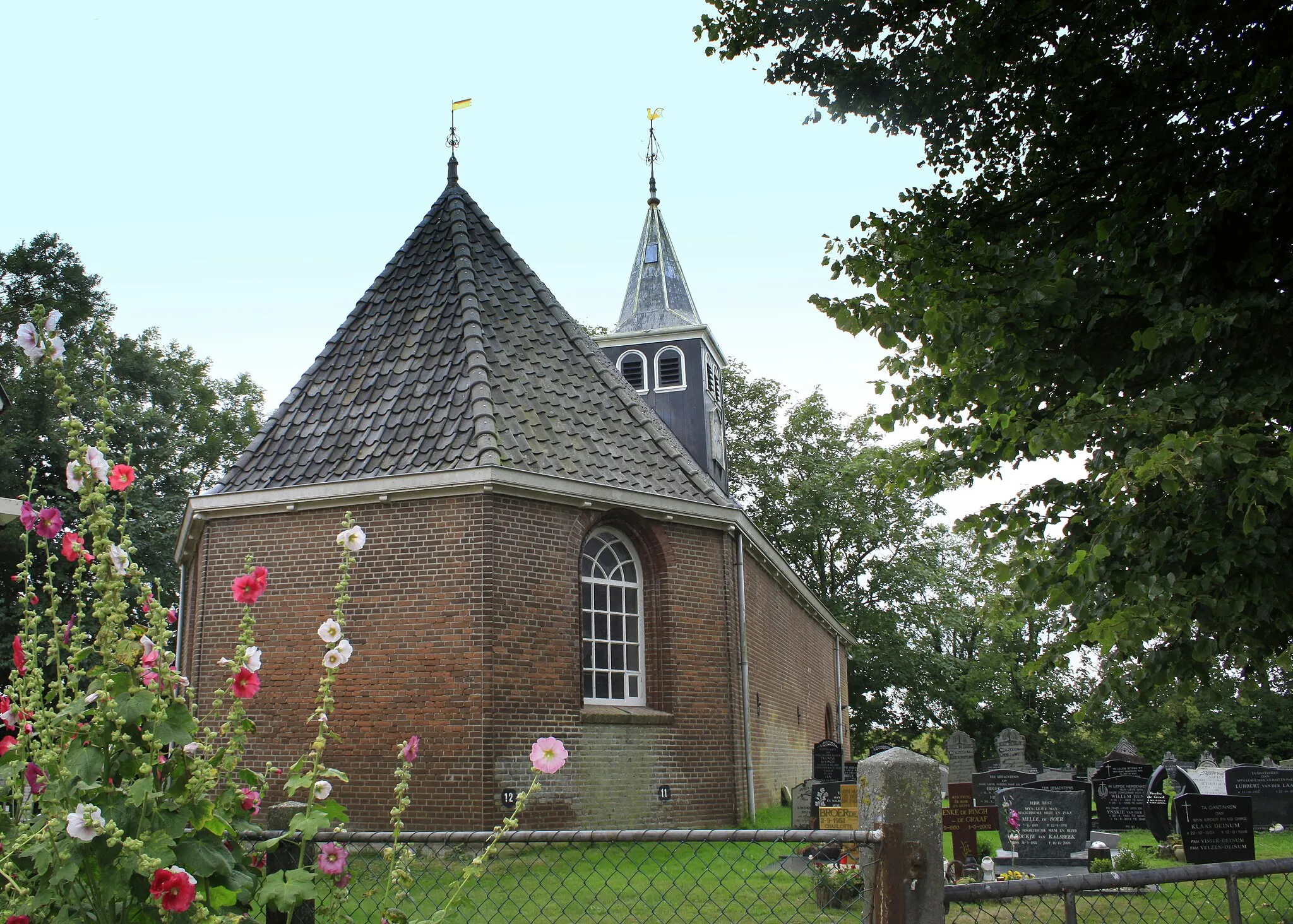 Photo showing: De 14e eeuwse Hervormde kerk van het dorp Gaast in Friesland.
Een dorp aan de oude Zeedijk in de gemeente Zudwest-Fryslân