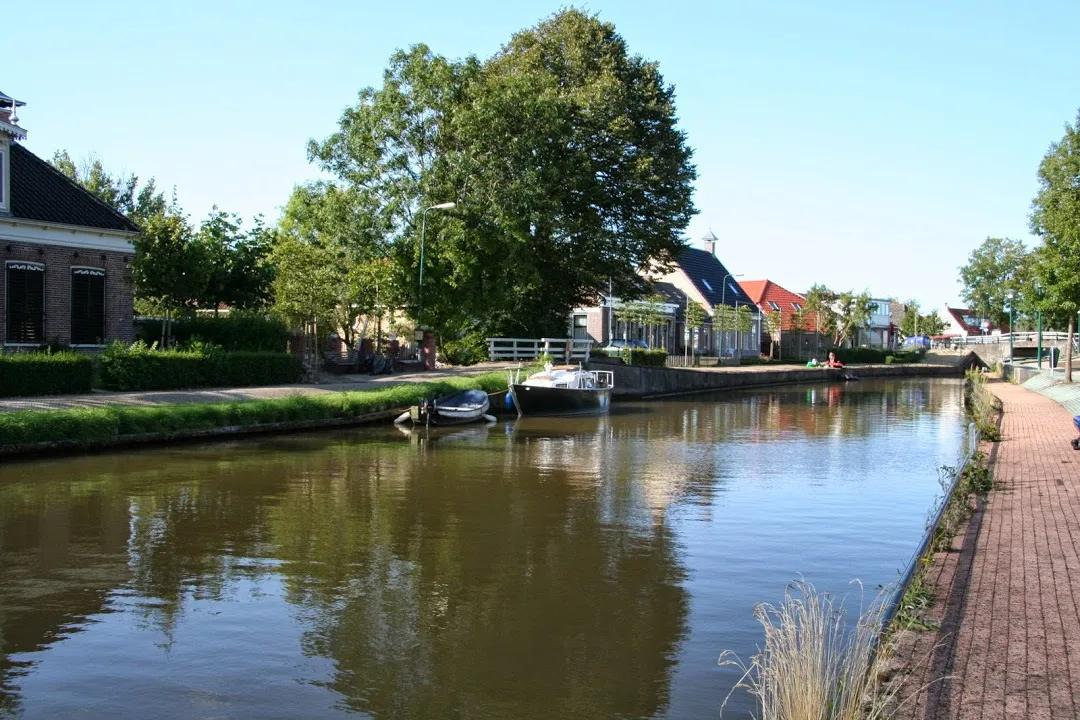 Photo showing: Burwerd ligt in de Friese gemeente Sudwest-Fryslân ten noorden van de stad Bolsward.
Hier zien we het dorp aan de Boalserter Feart (Bolswardertrekvaart).