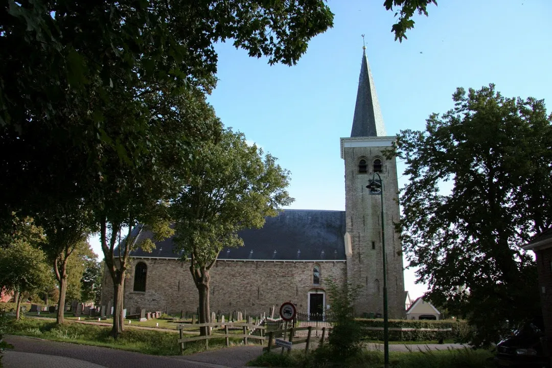 Photo showing: We zien de Hervormde Johanneskerk van het dorp Burgwerd mooi in de bomen staan.