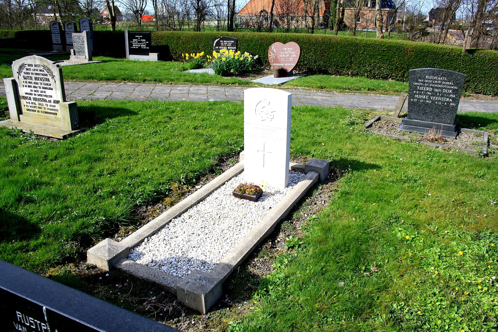 Photo showing: Commonwealth War Grave in the Protestant cemetery in Dongjum, Friesland, the Netherlands, for Warrant Officer Class II JOHN MILLER FARRELL, RCAF. He was a navigator in 78 Squadron RAF, and died on 14 May 1943.