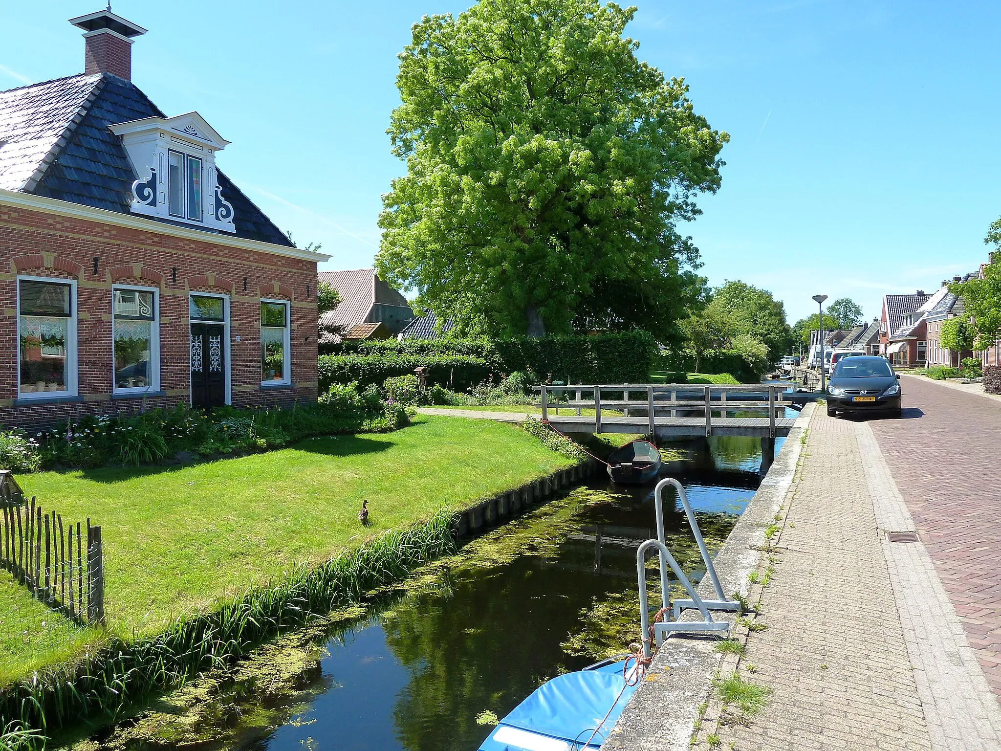 Photo showing: Hoofdstraat van Veenwoudsterwal (Friesland, Nederland).