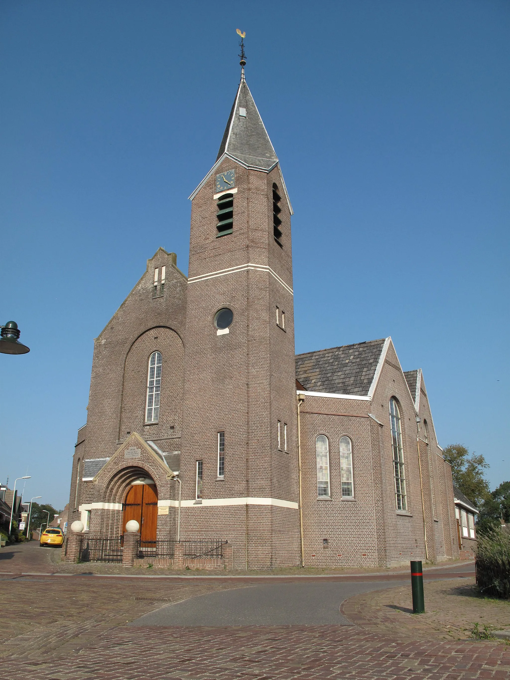 Photo showing: Hallum, church