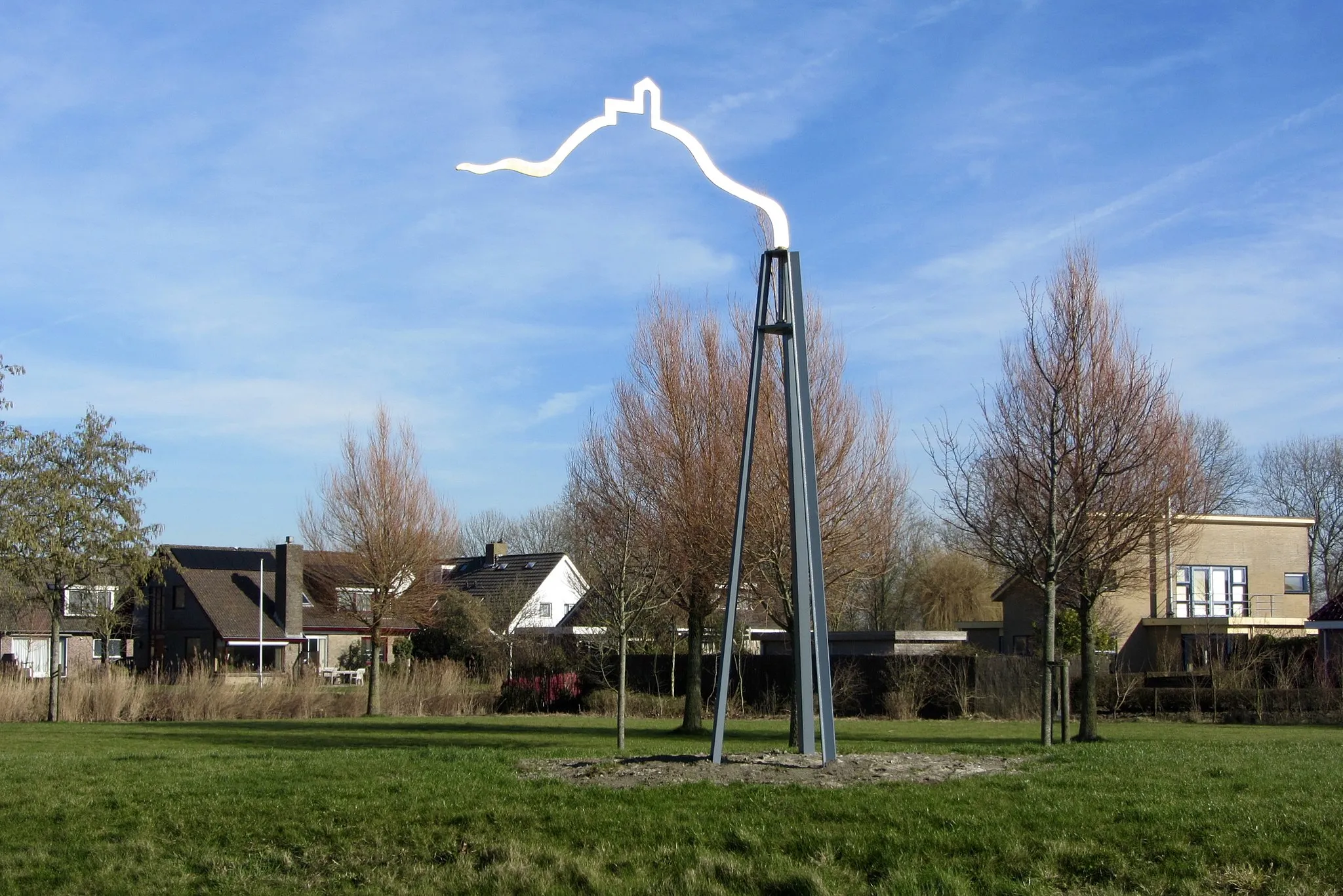 Photo showing: Een duidelijke markering voor Hallum en een uitnodiging om het prachtige terpdorp te bezoeken. Een windvaan die als een lijn in de lucht de vorm verbeeldt van een terp met een kerk. Een gouden weerkaatsing van licht boven Hallum.