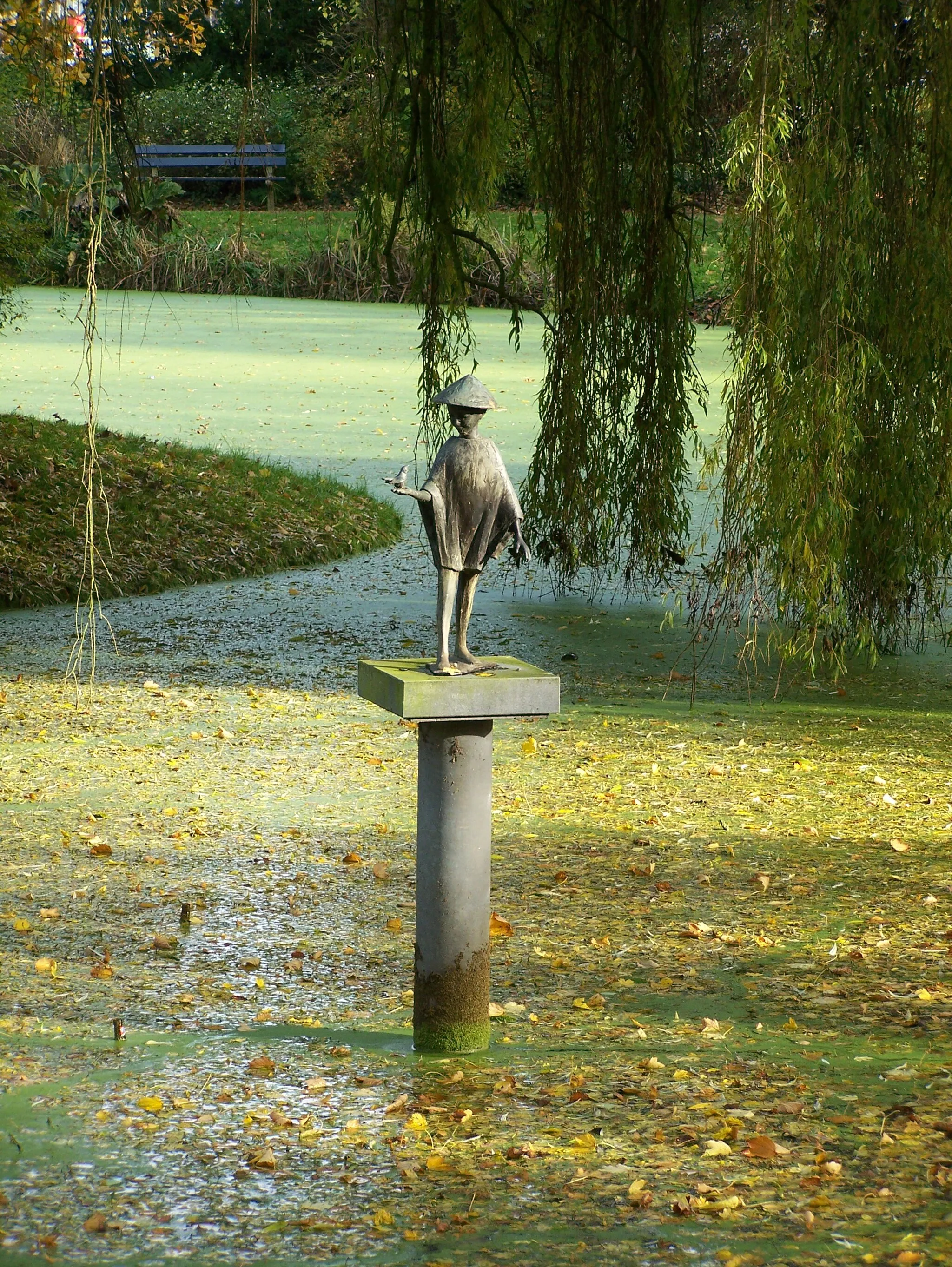 Photo showing: Sculpture "Jongen met vogeltje" (Boy with a bird) made by Maria van Everdingen in 1965, placed at the Rengerspark in Leeuwarden.