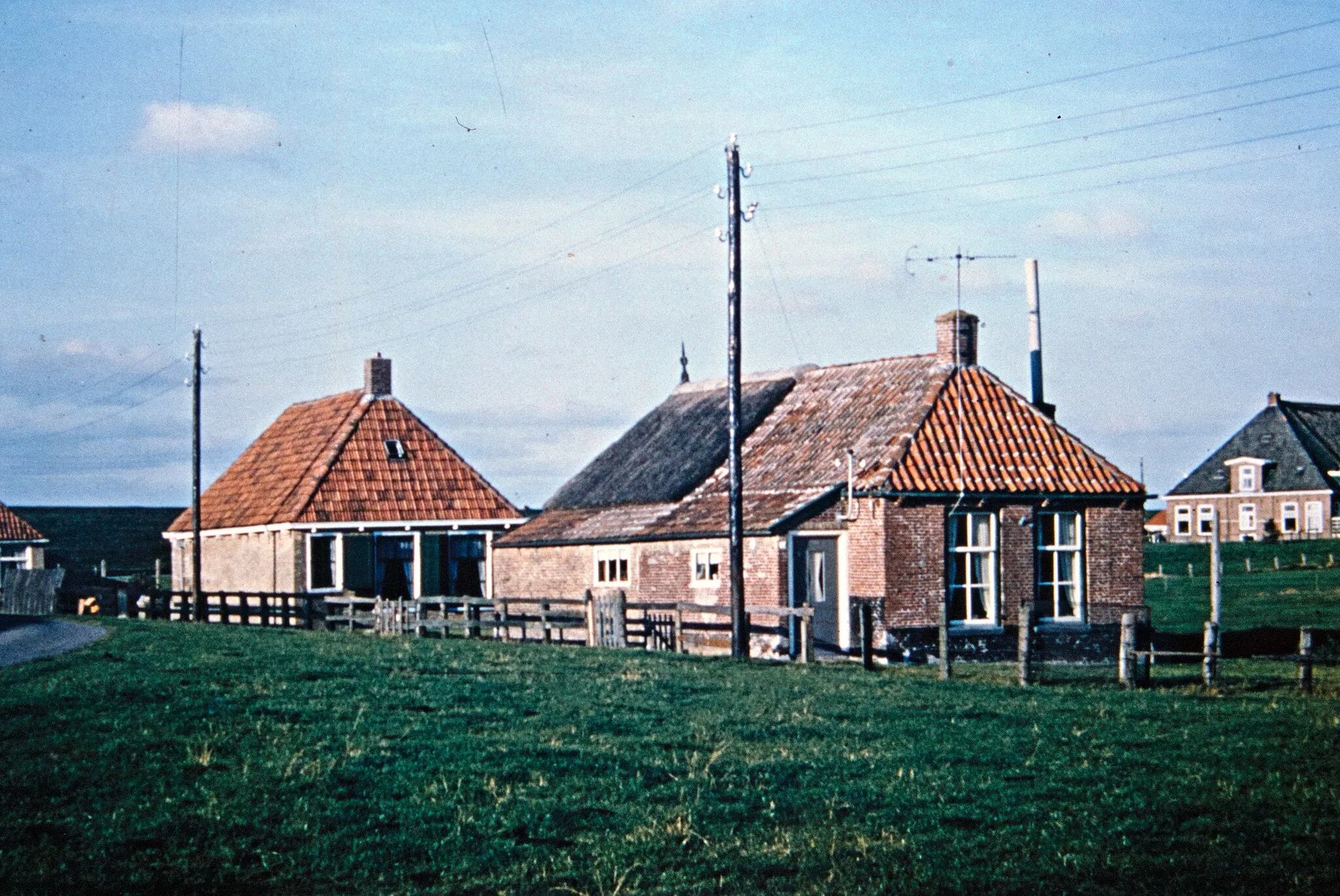 Photo showing: Twee huizen aan de zeedijk bij Koehool resp. van Heeringa en Bonnema; het huis van Heeringa werd weer opgebouwd in het Zuiderzeebuitenmuseum als BAR 2.
