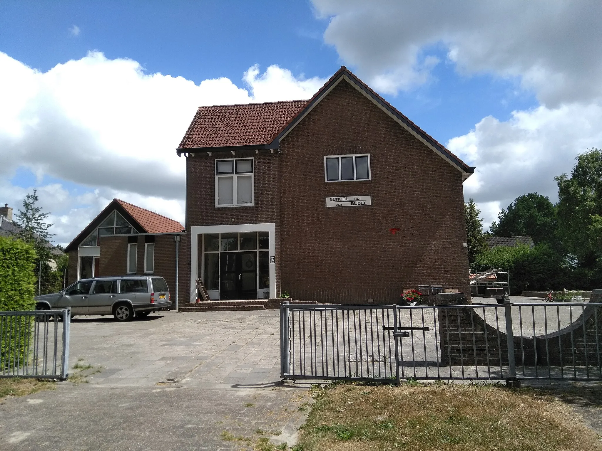 Photo showing: Voormalige Christelijke basisschool in Siegerswoude, gemeente Opsterland, Friesland.