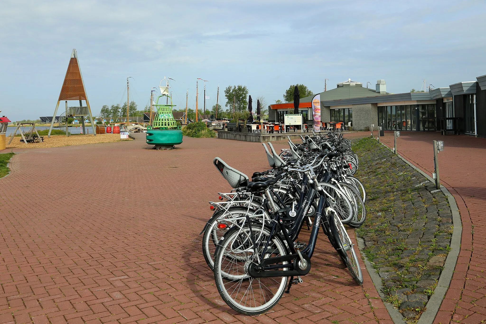 Photo showing: Lauwersoog: Restaurant und Campingplatz beim Jacht- und Museumshafen (Noordergat). Lauwersoog ist nach der Eindeichung der Lauwerzee entstanden und liegt in der niederländischen Provinz Groningen.