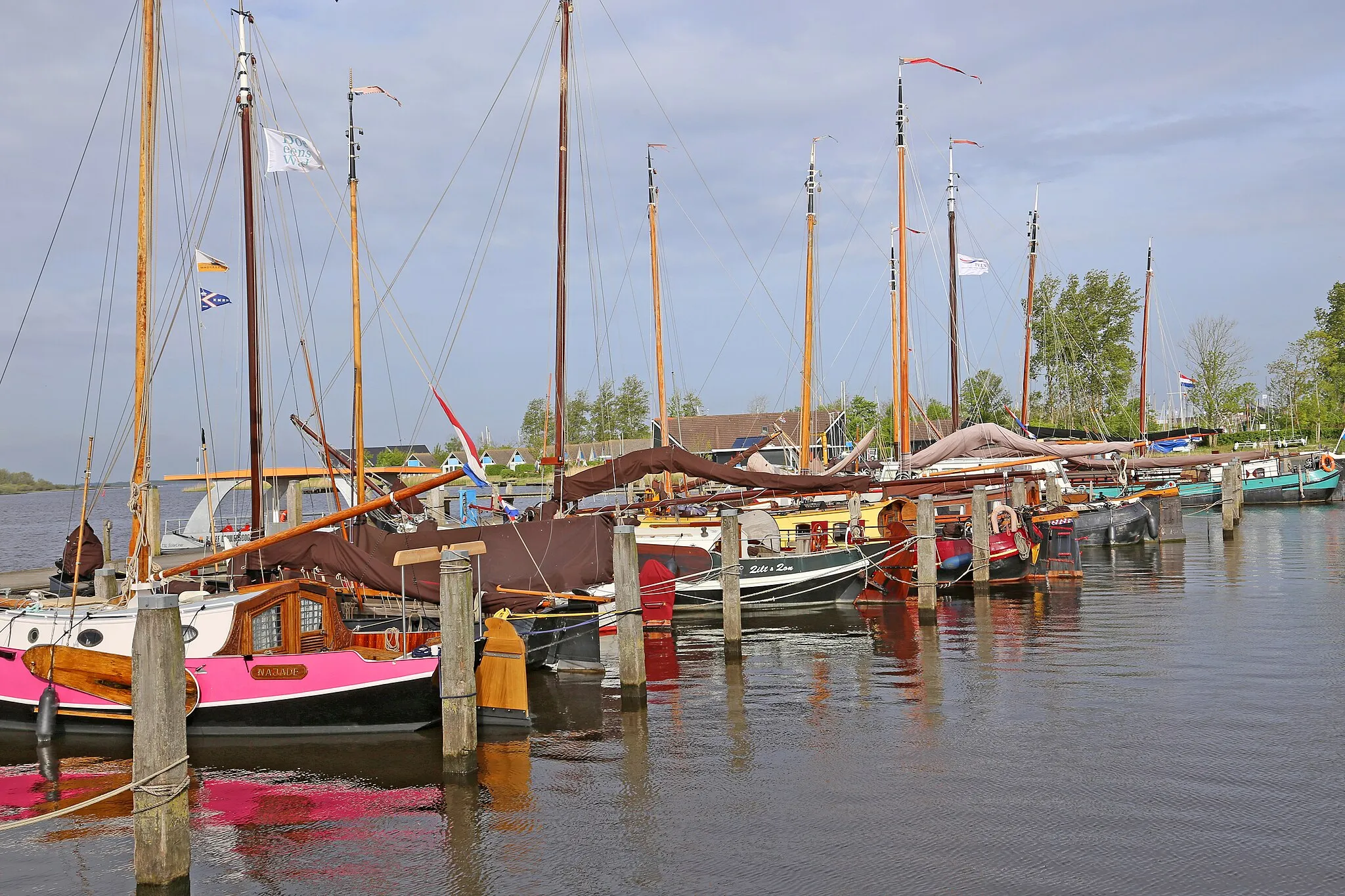 Photo showing: Lauwersoog: Boote im Yacht- und Museums-Hafen am Noordergate. Das Dorf Lauwersoog ist nach der Eindeichung der Lauwerzee entstanden und liegt in der niederländischen Provinz Groningen.