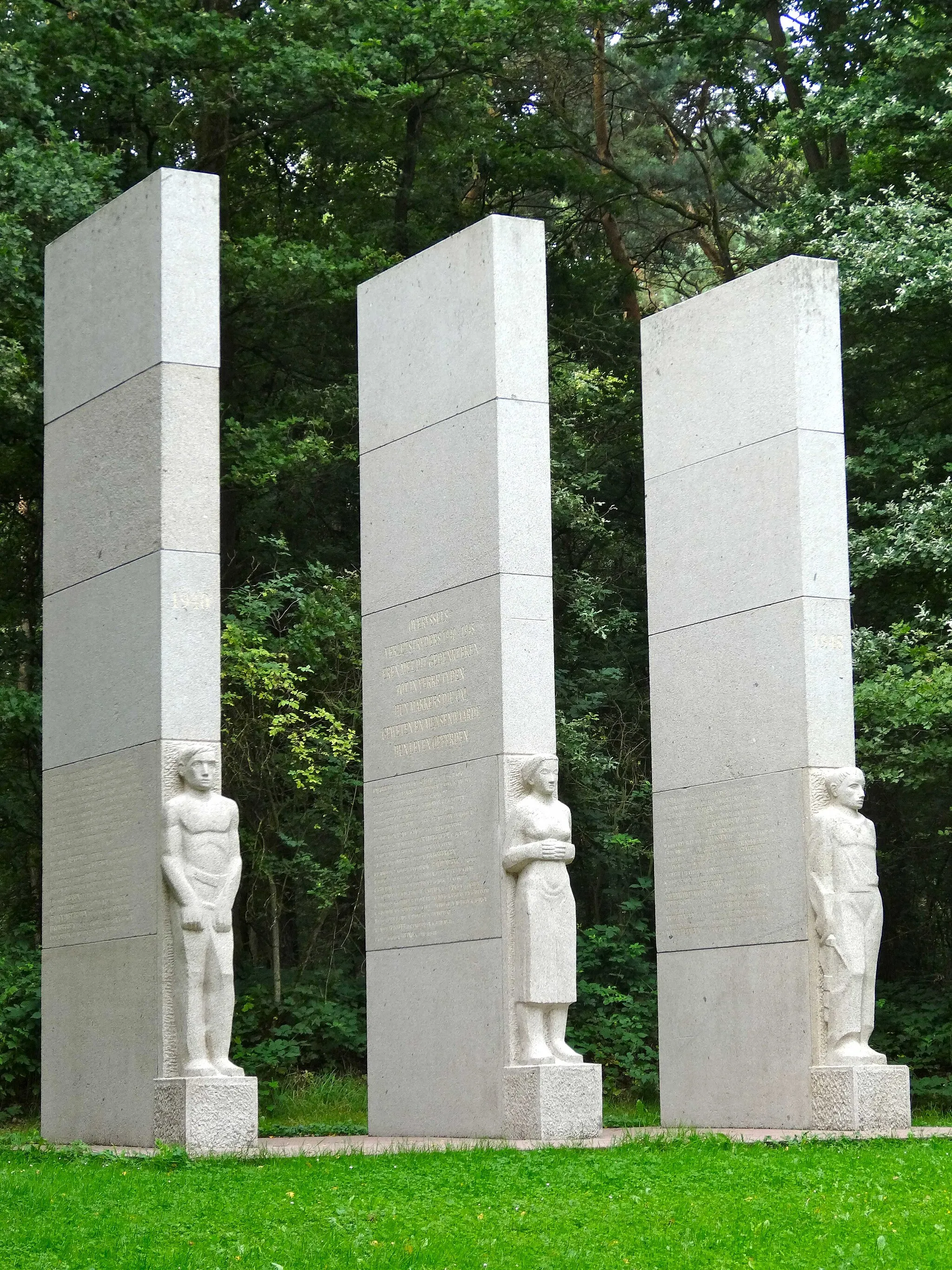 Photo showing: Provinciaal oorlogsmonument door Titus Leeser op de Markelose Berg. Met dichtregels van Victor E. van Vriesland