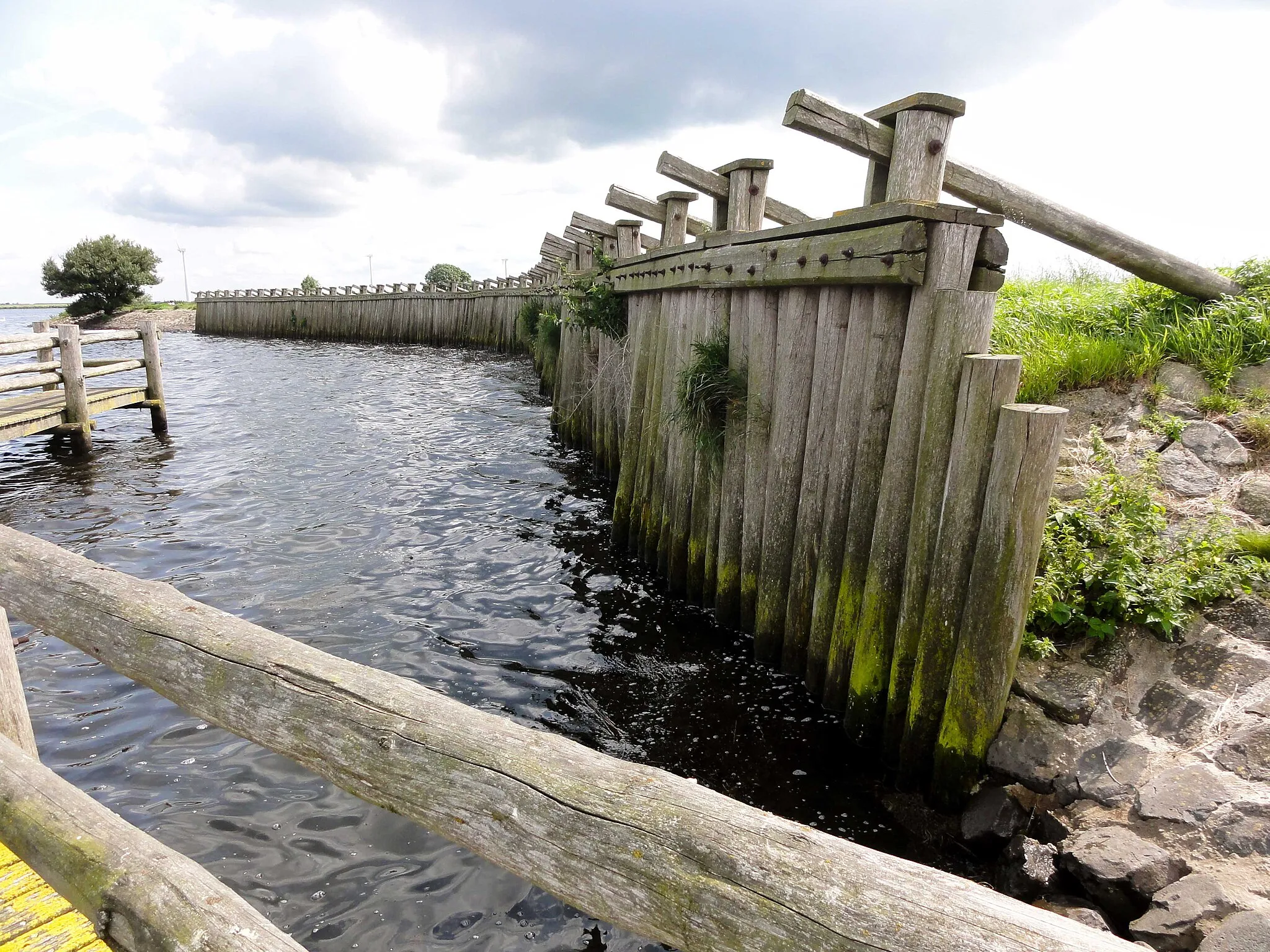 Photo showing: Reconstructie van een palendijk (vroeger gebruikt in de Zuiderzee) bij het Eemmeer tussen Spakenburg en Eemdijk