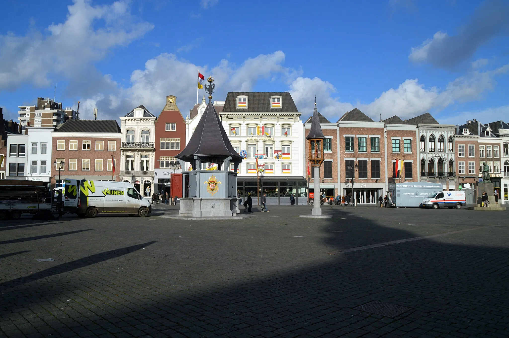 Photo showing: The Puthuis on the market of 's-Hertogenbosch, next to the Onze-Lieve-Vrouwehuisje, seen to the east.