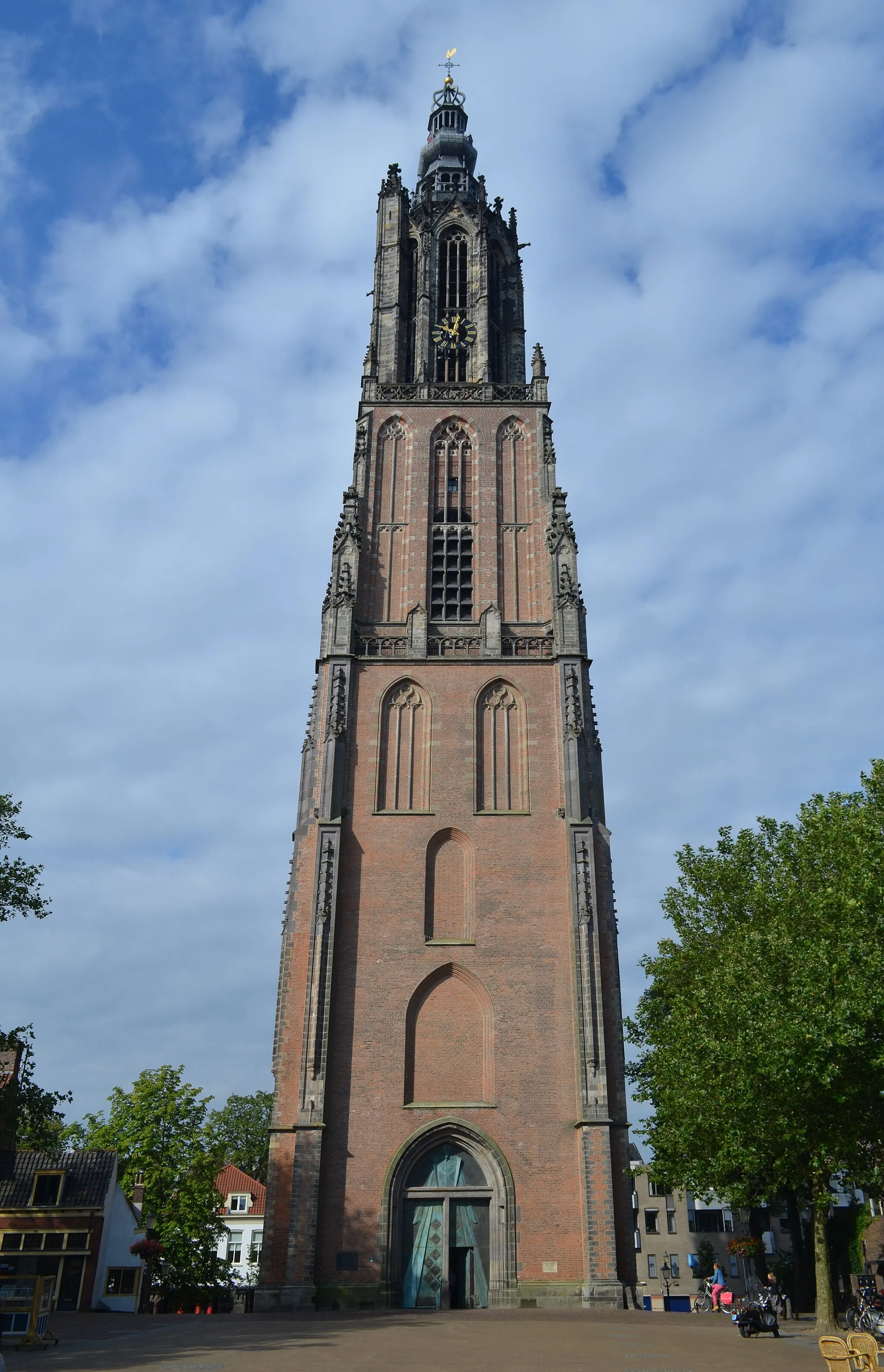 Photo showing: Amersfoort (Nederland) - Onze Lieve Vrouwetoren vanaf het Lieve Vrouwekerkhof plein.