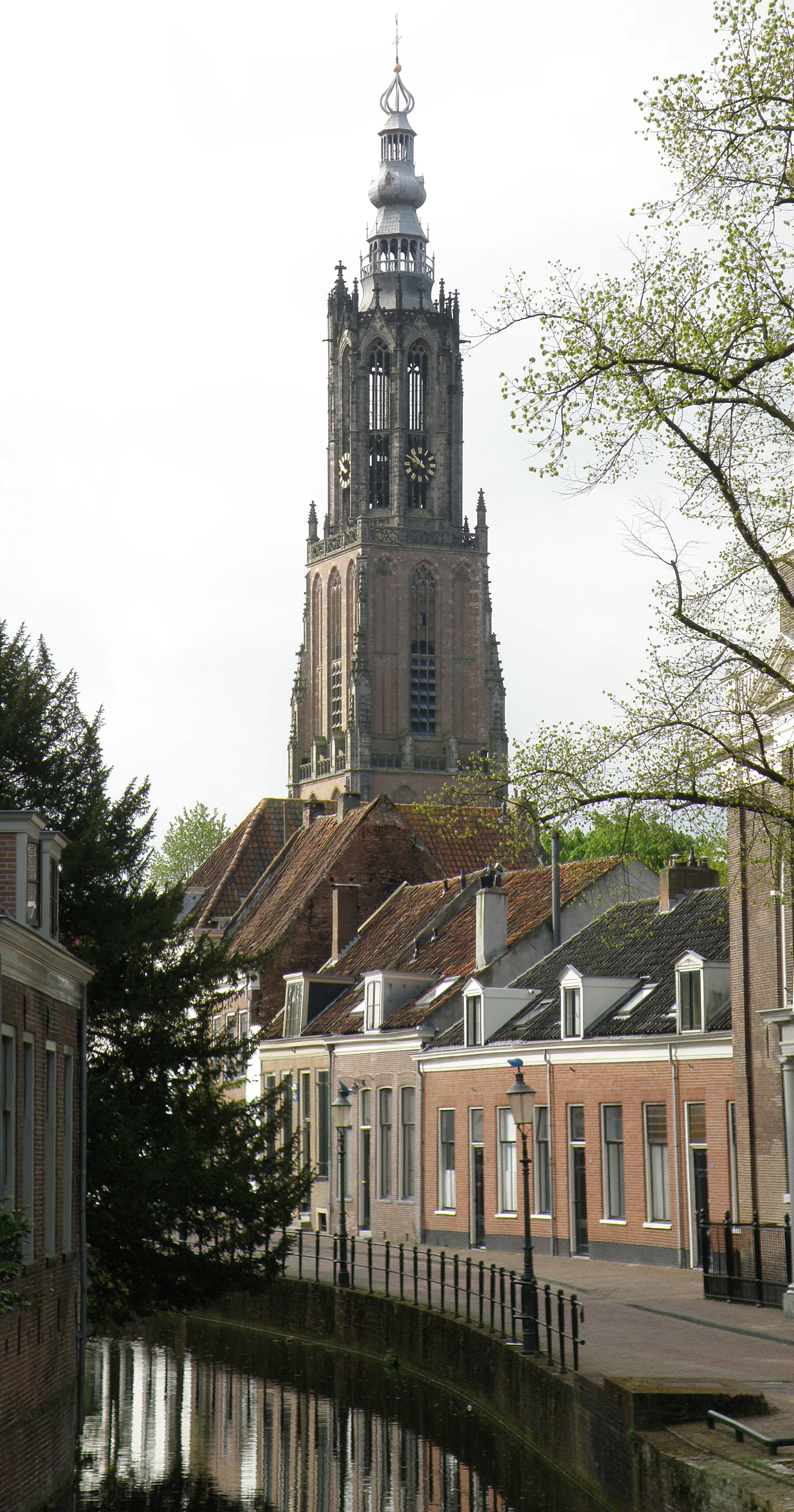 Photo showing: Amersfoort (prov. Utrecht, Nederland). Langegracht met Onze-Lieve-Vrouwetoren.